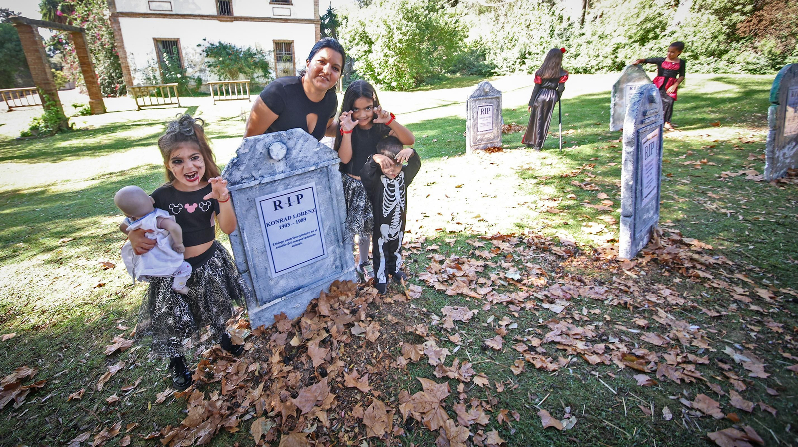 Miles de asistentes a la fiesta de Halloween en el Zoo de Jerez
