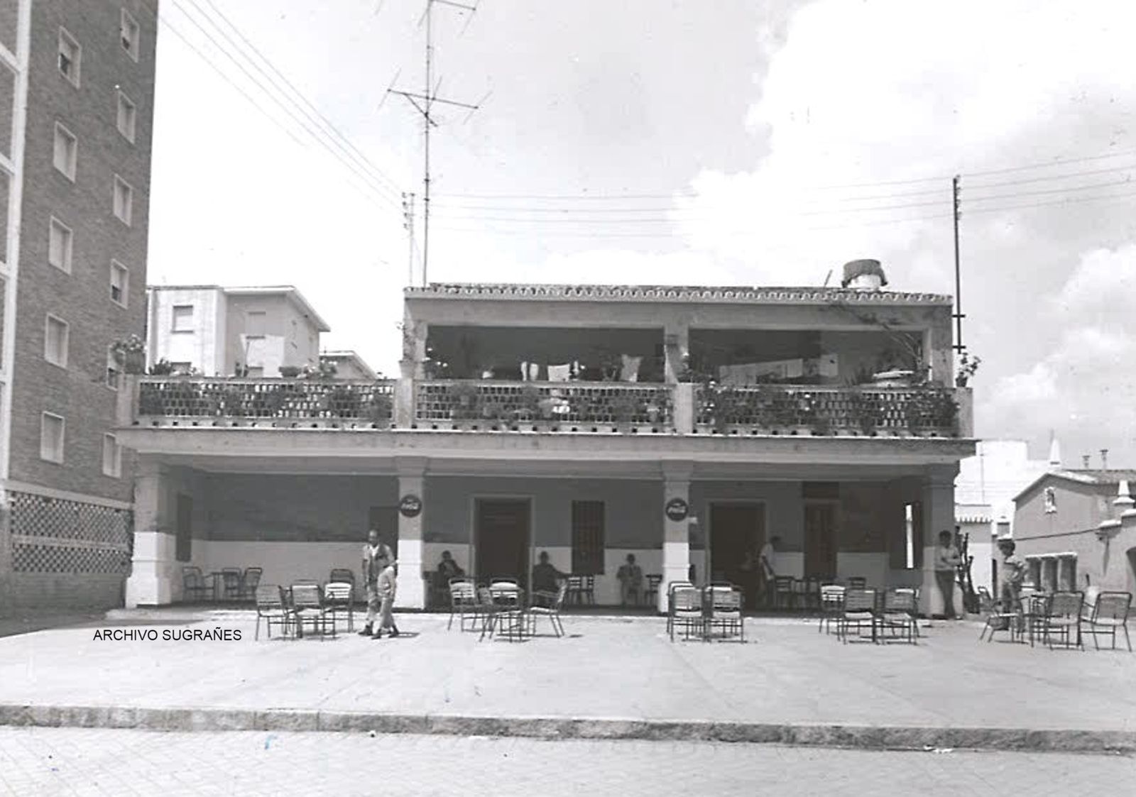 El restaurante Isla Chica en su última etapa, frente a la iglesia del Rocío.