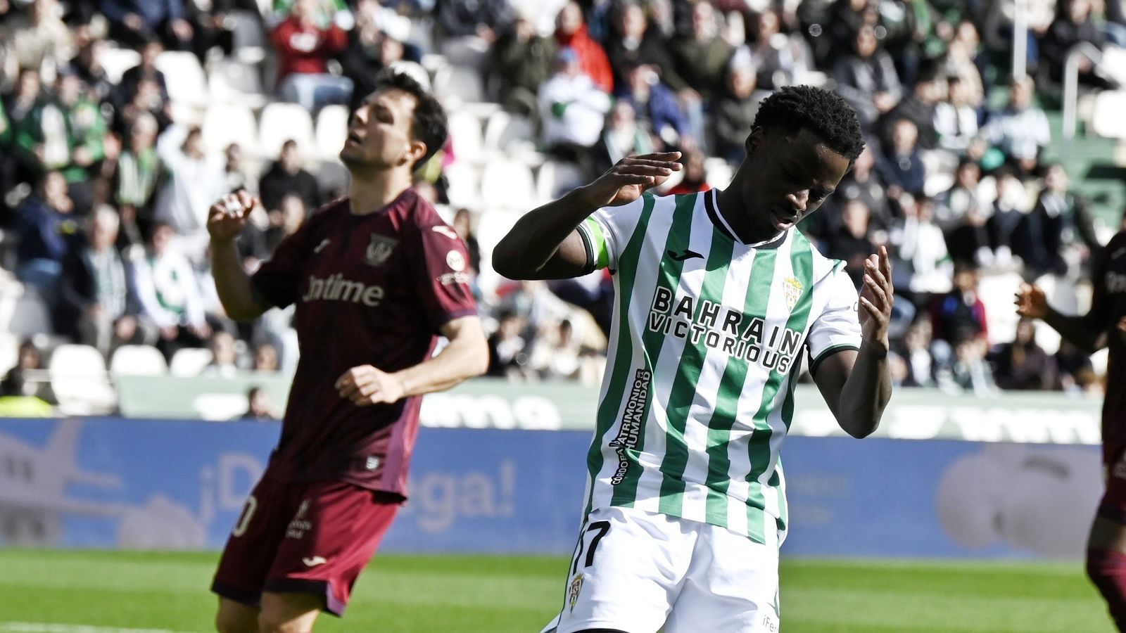 Adilson Mendes se lamenta en presencia de Óscar Plano.