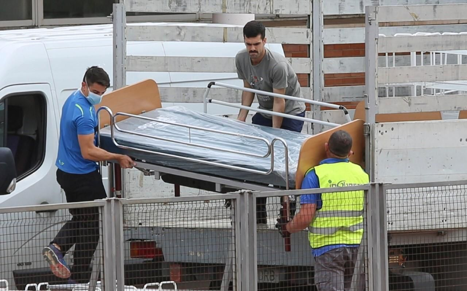 Camas para ser instaladas en el hospital auxiliar de Carranque.