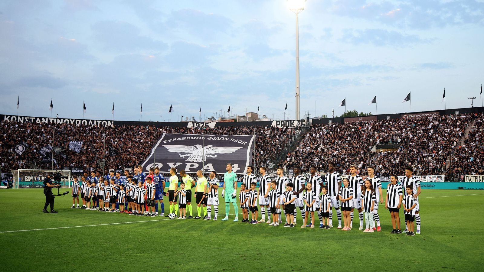 Imagen panorámica de un ecuentro del PAOK de la presente temporada en el Toumba Stadium.