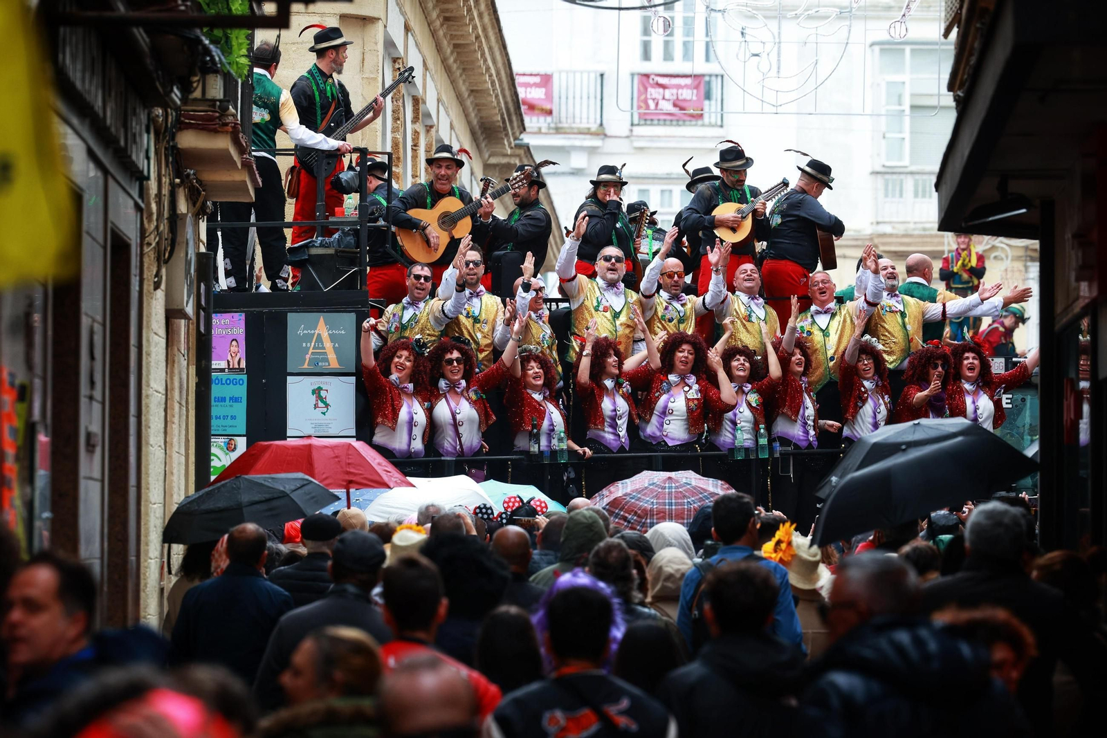 Las mejores imágenes del primer domingo del Carnaval de Cádiz