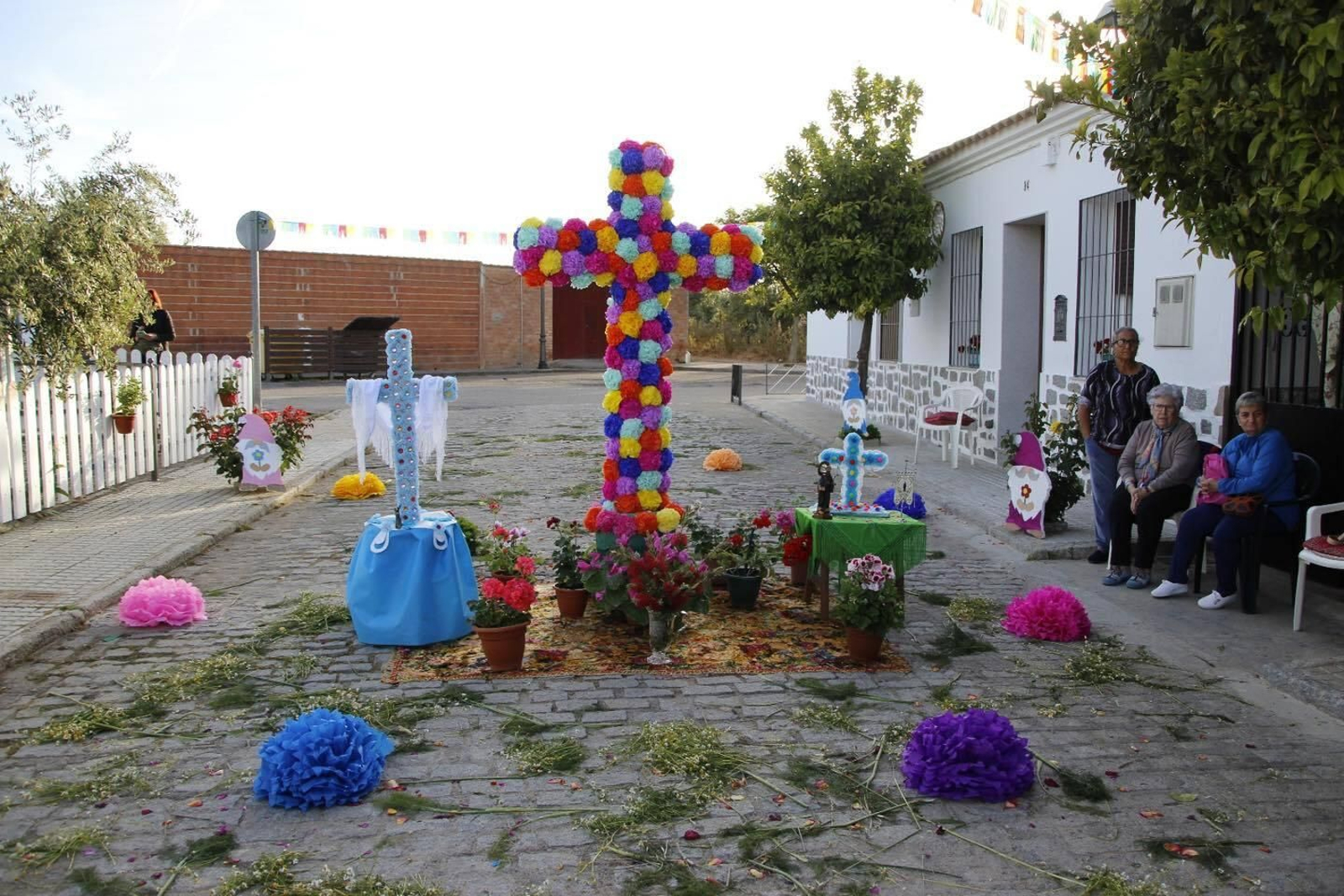 Un recorrido en imágenes por las Cruces de Mayo de Hinojosa del Duque