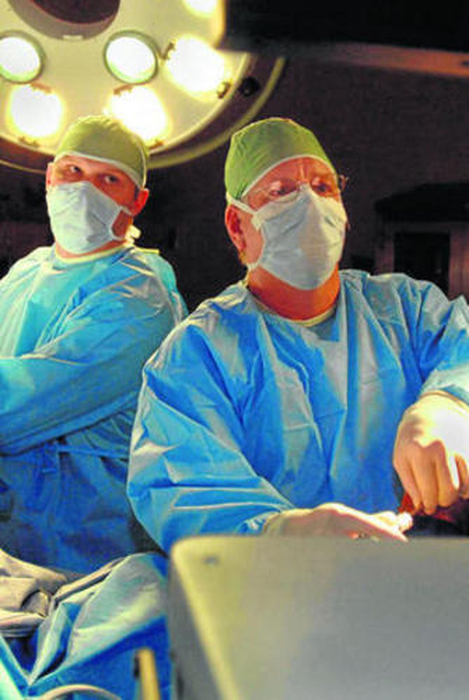 Un equipo médico en plena operación.