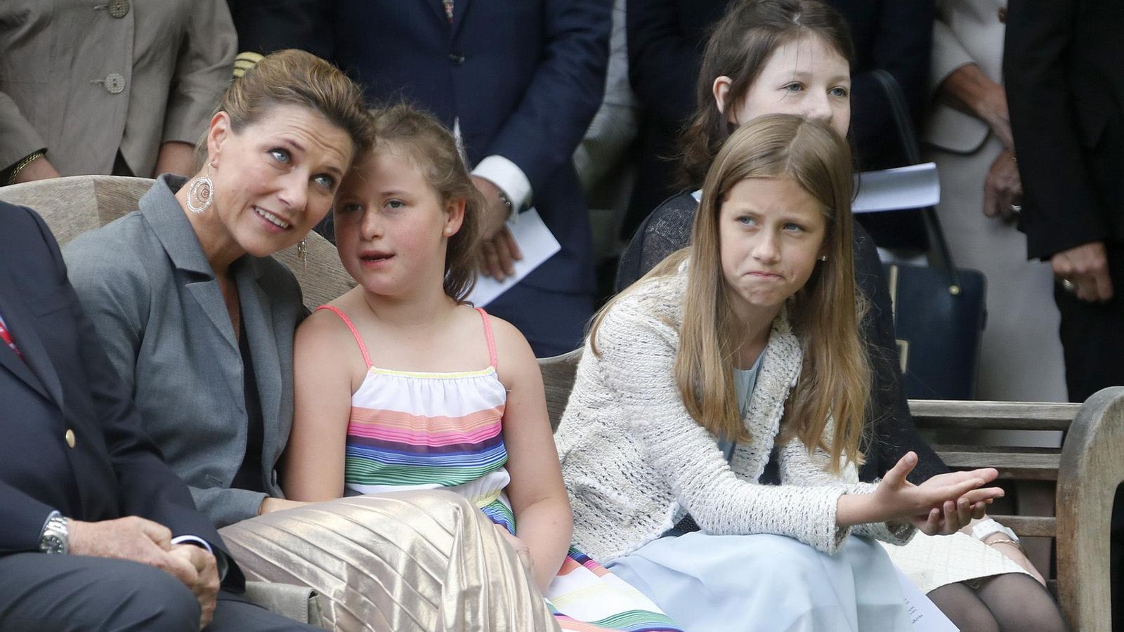 La princesa Marta Luisa con sus tres hijas. La princesa Marta Luisa con sus tres hijas.