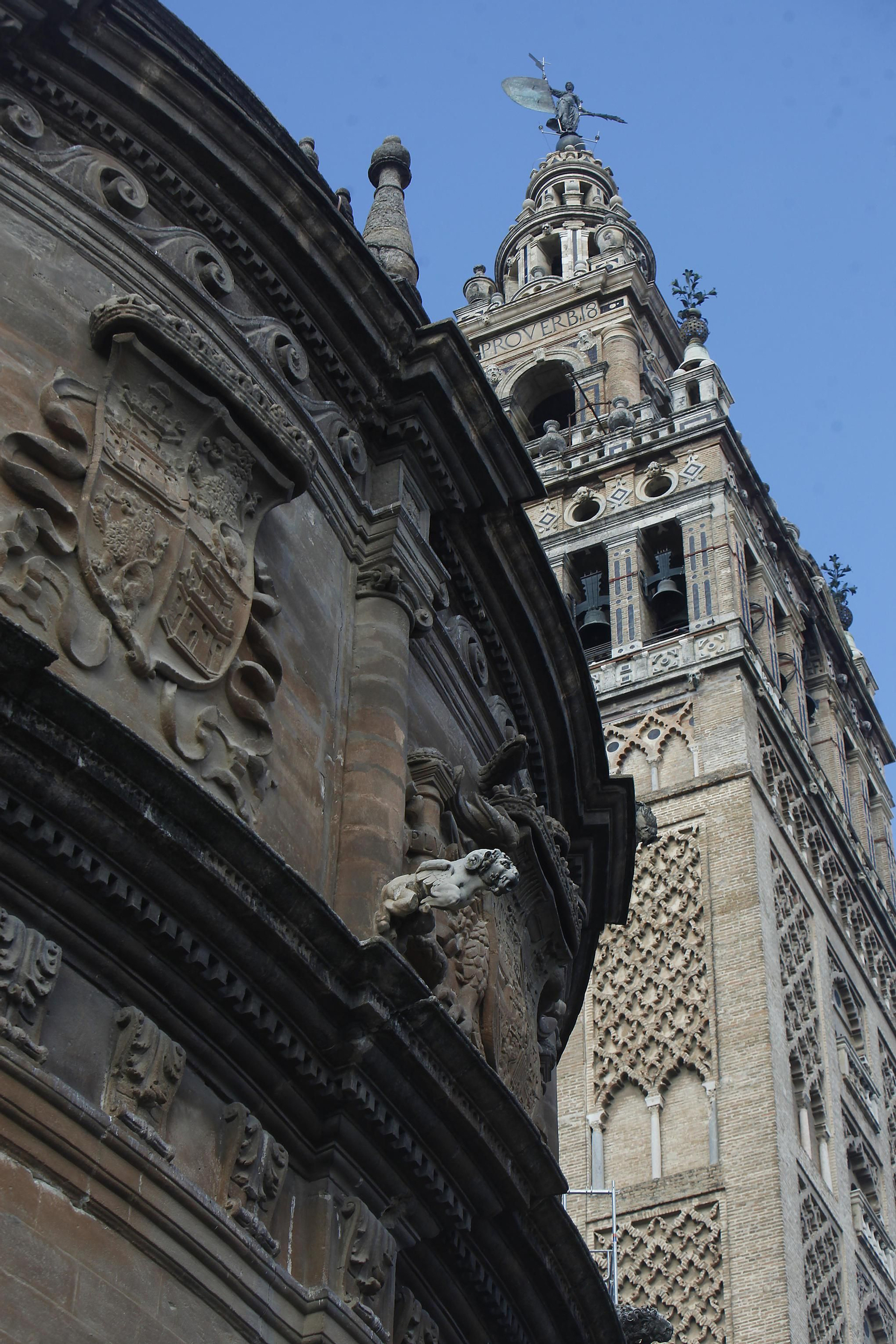 La limpieza  de la Capilla Real de la Catedral, en imágenes