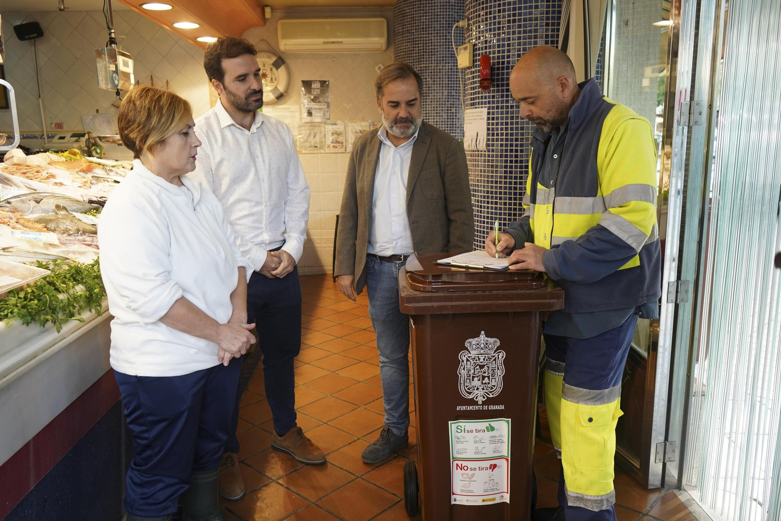 Entrega de uno de los contenedores marrones a la pescadería Valero
