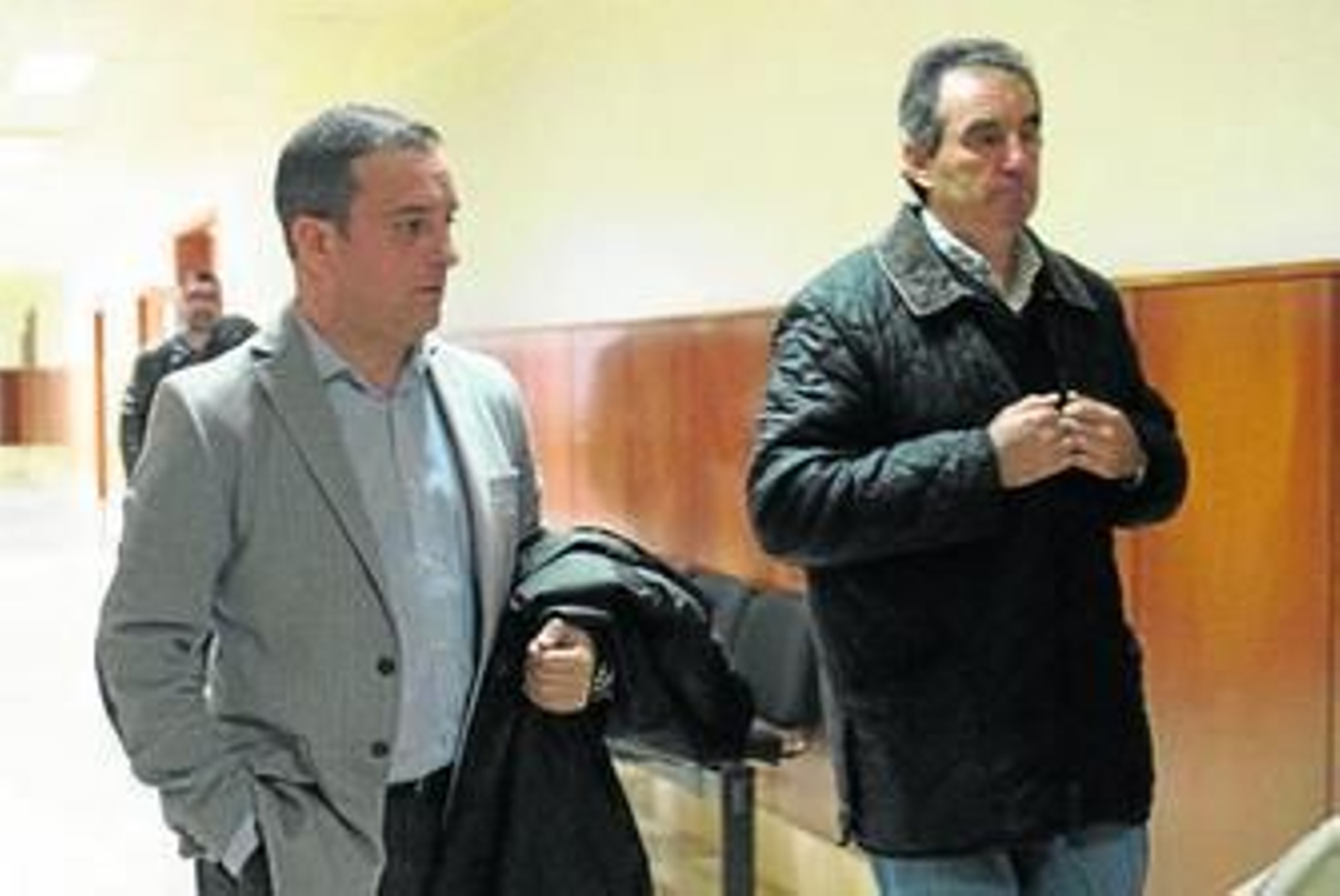 Rafael Rubio (i.) y Marco Antonio Caballero (d.), en los pasillos de la Audiencia, antes de entrar a juicio.