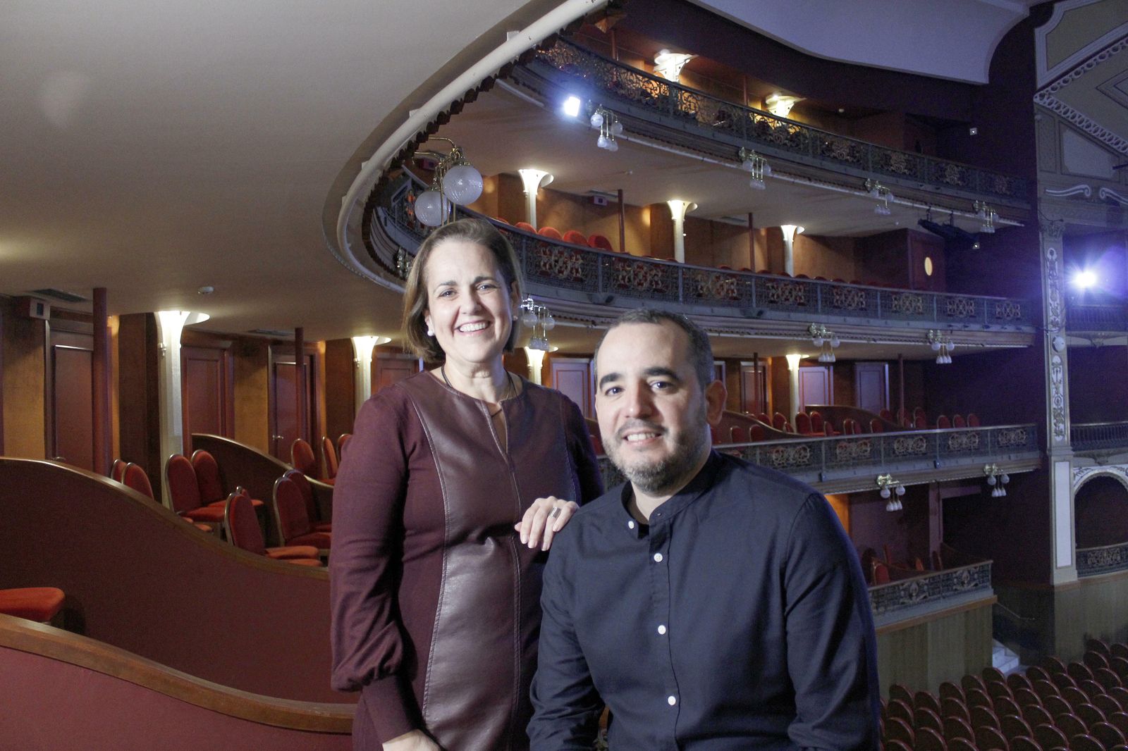 La delegada de Cultura Blanca Torrent y el dramaturgo Antonio Rojano, en el Gran Teatro.