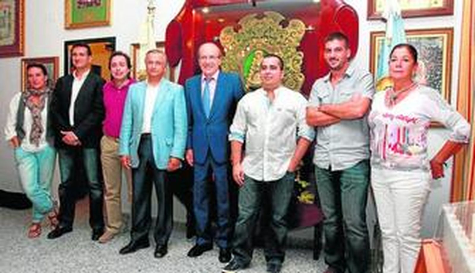 1. En la imagen miembros del jurado y patrocinadores del certamen fotográfico: María Clauss, Javier Chaparro, Manuel Remesal, Juan Ferrer, Pedro Rodríguez, Santiago Ponce, Alberto Domínguez y Lola Saavedra  2. Segundo premio del certamen fotográfico, titulado 'Presentación de Huelva', de Javier Mateos León. 3. Alberto Domínguez Jiménez es autor del tercer premio por su foto 'Huelva en la peineta'.