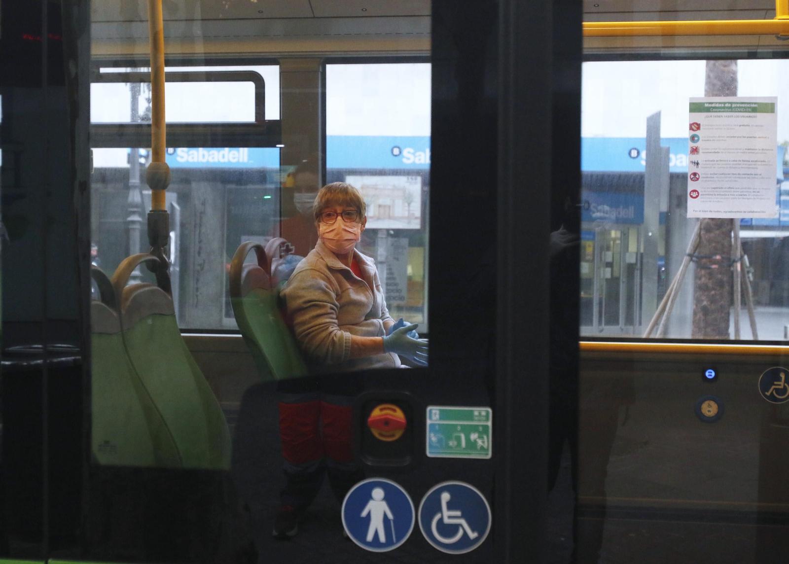 Las fotos del reparto masivo de mascarillas y la vuelta al trabajo en algunos sectores en Córdoba