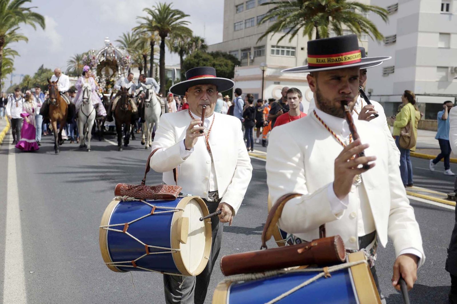 El Rocío 2023: Imágenes de la Hermandad de Emigrantes en su salida de Huelva