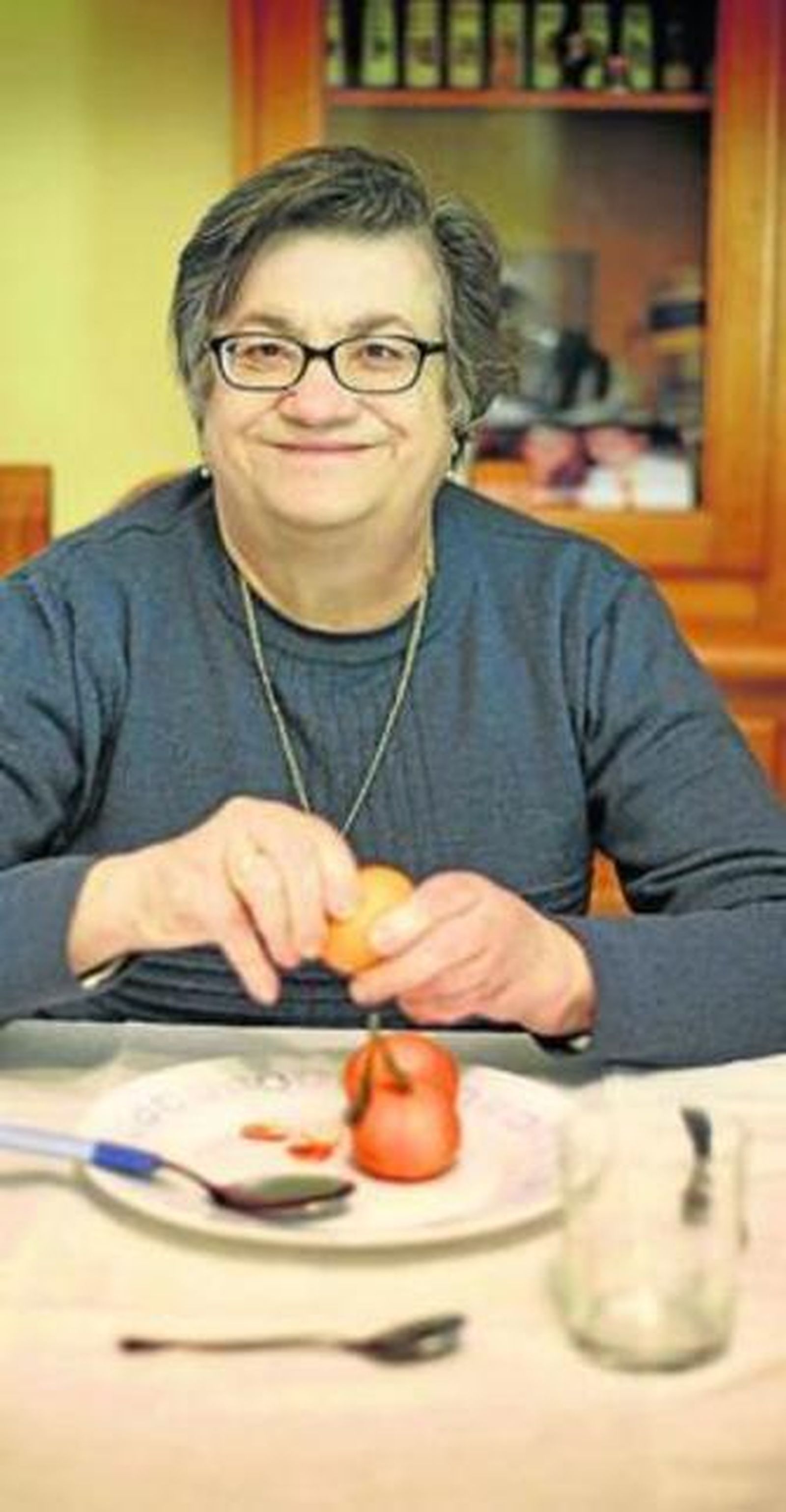 Carmen Gelos, comiendo sola en su casa.