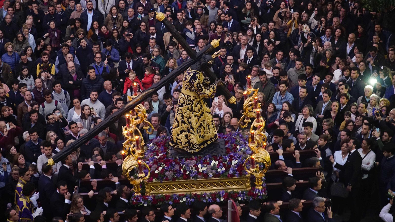 El Vía Crucis. El Señor de la Salud de la Hermandad de los Gitanos pudo acudir a la Catedral para el piadoso rezo del primer lunes de cuaresma. Fue el último gran acto antes del desastre.