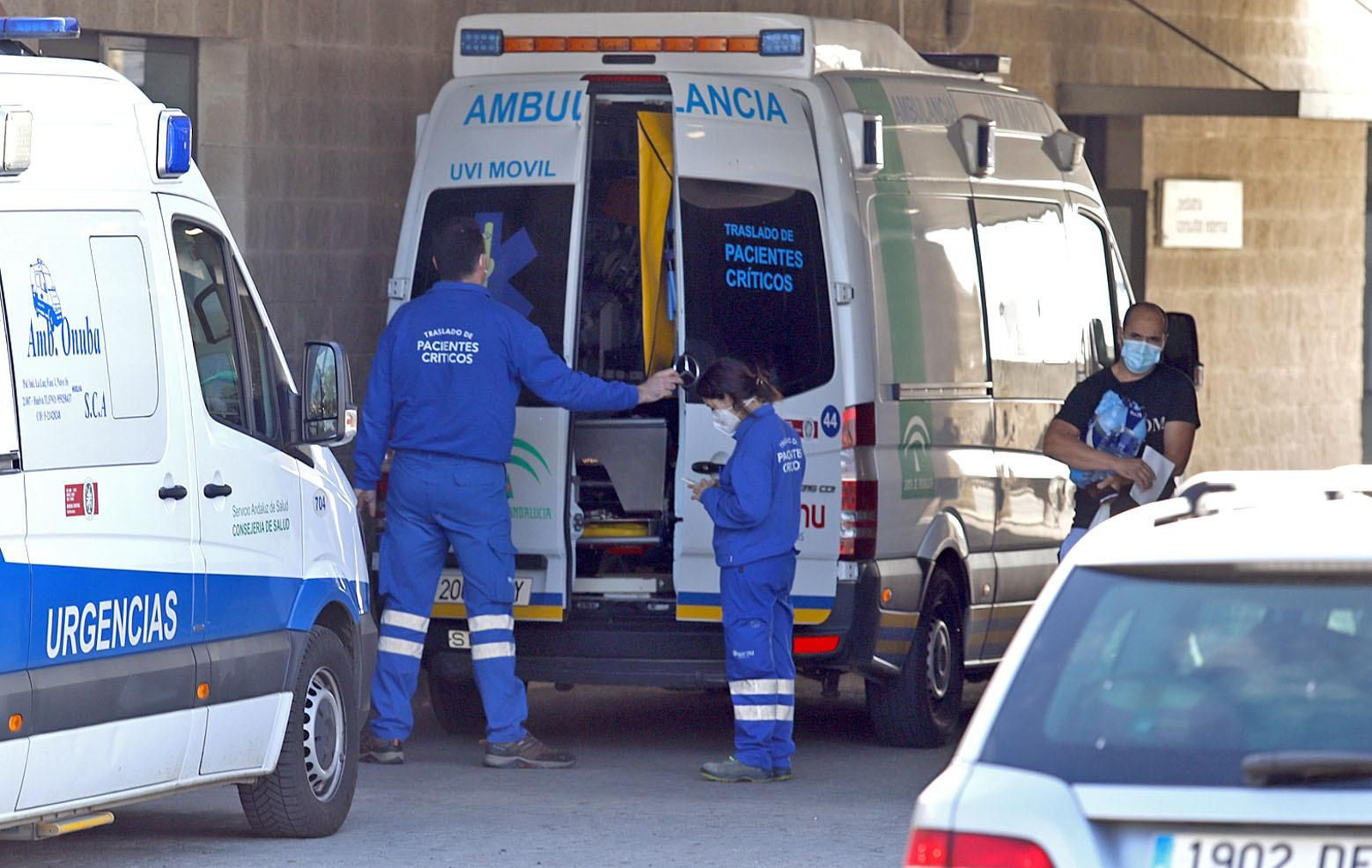 Sanitarios en las inmediaciones del hospital Juan Ramón Jiménez.