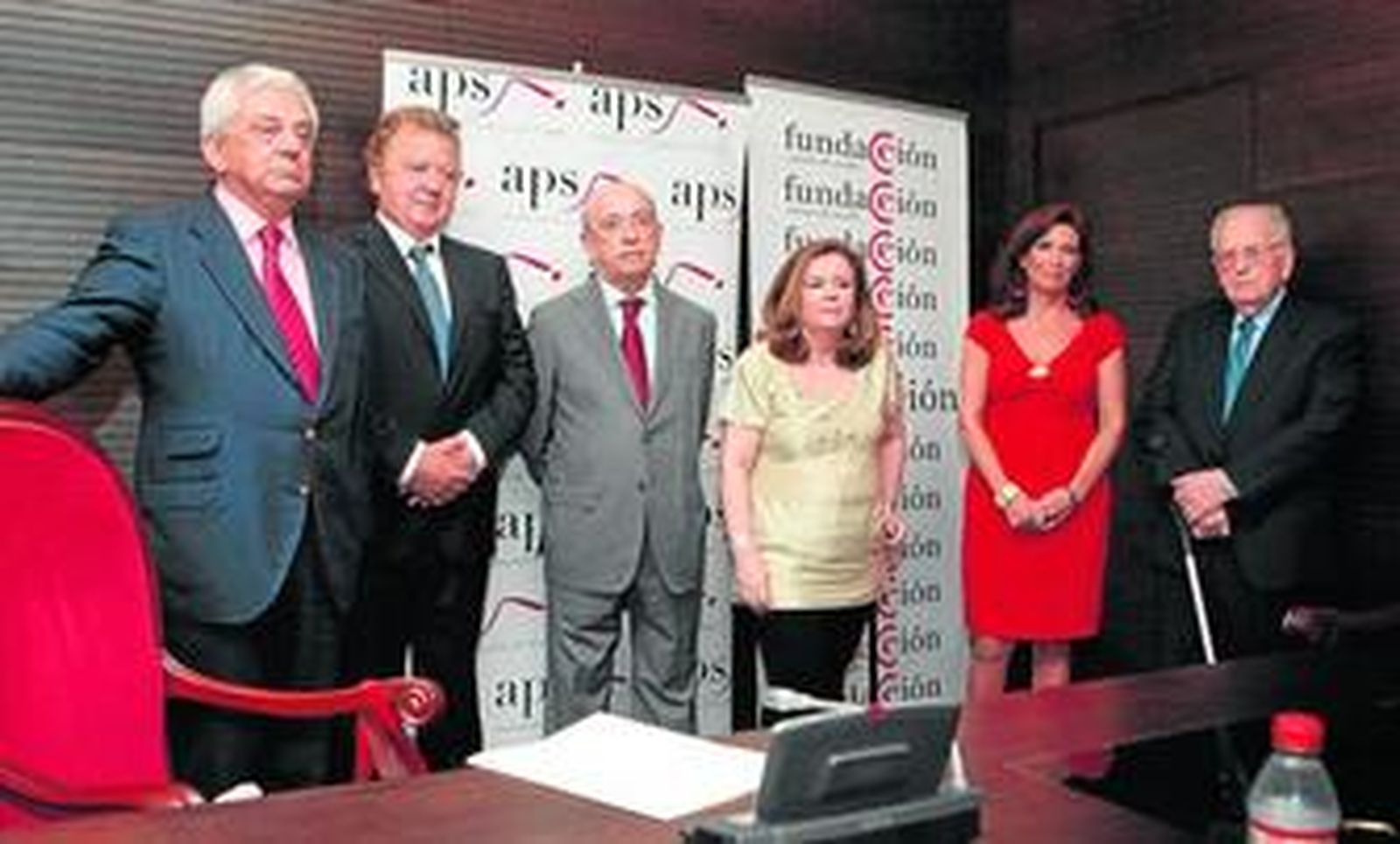 De izquierda a derecha, Francisco Herrero, Tomás Balbontín, Manuel del Valle Arévalo, Ana Gómez,  Nani Carvajal y José María Gómez, ayer en la presentación del libro en la Camara de Comercio.