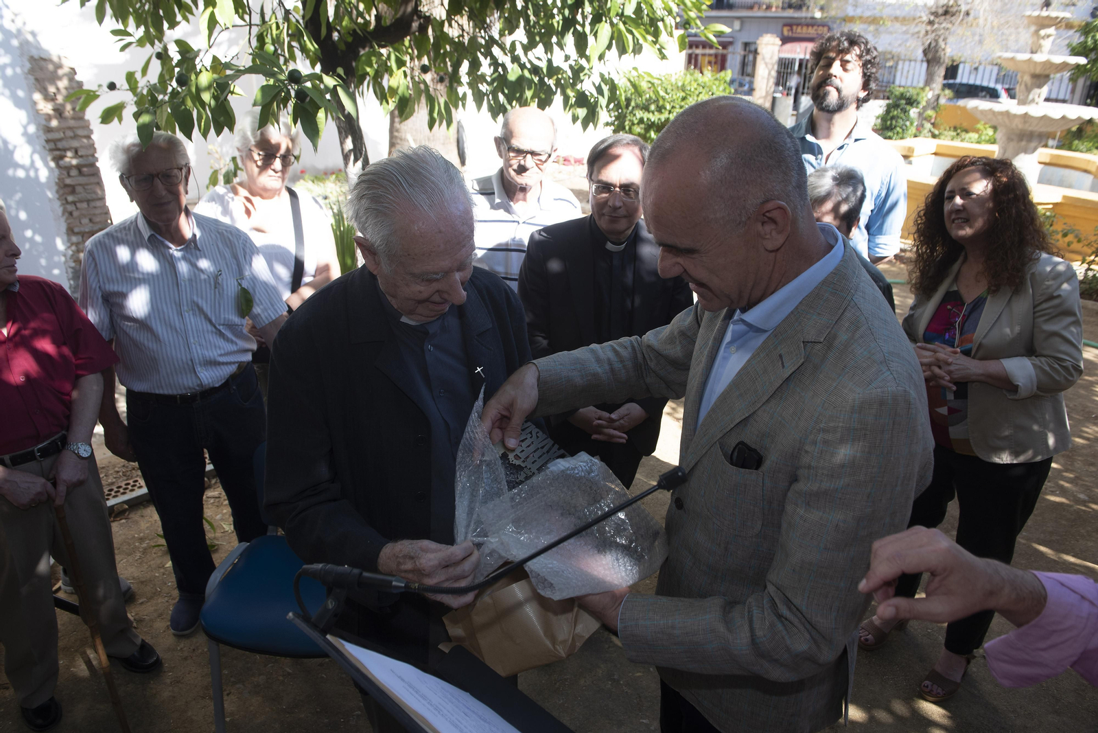 Las imágenes de la inauguración de los jardines del párroco D. Pedro Ybarra