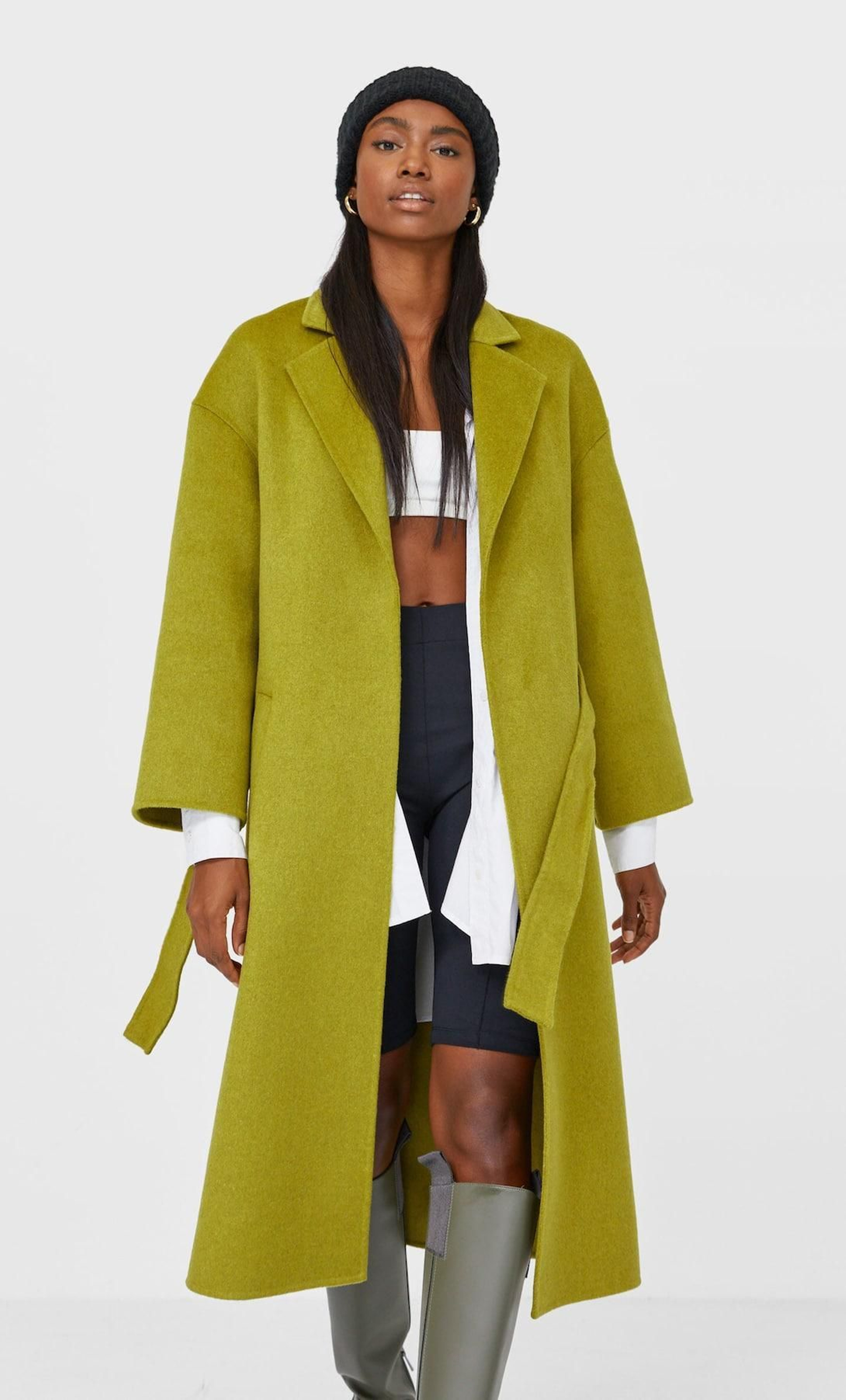 Abrigo verde de Stradivarius (79,99 euros).