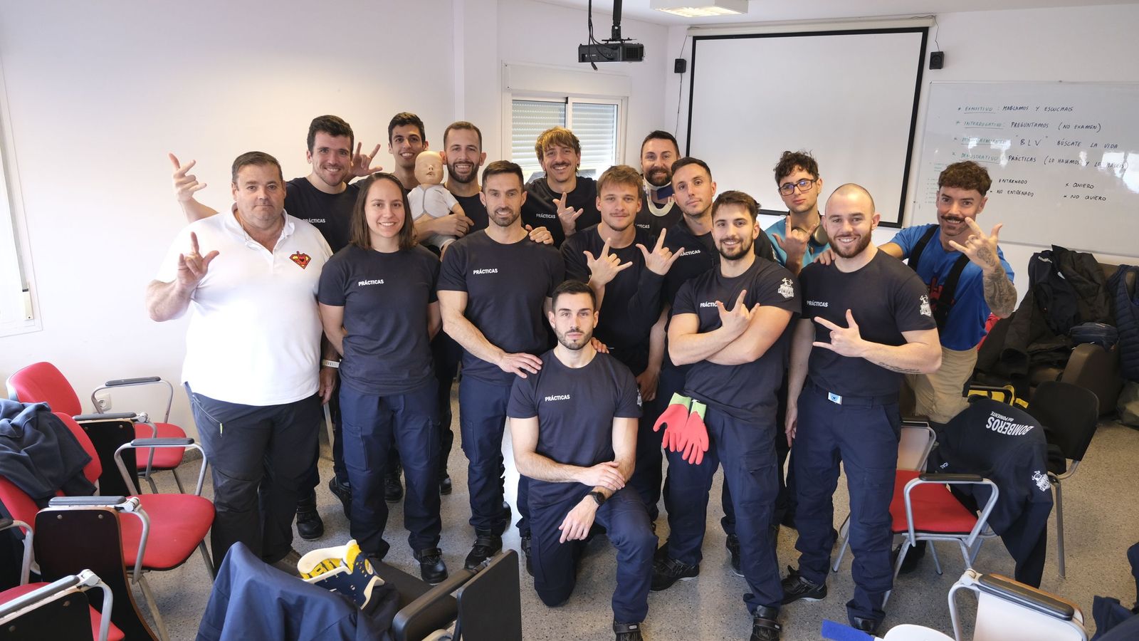 Foto de familia entre profesores y alumnos de prácticas en el Consorcio de Bomberos del Poniente.