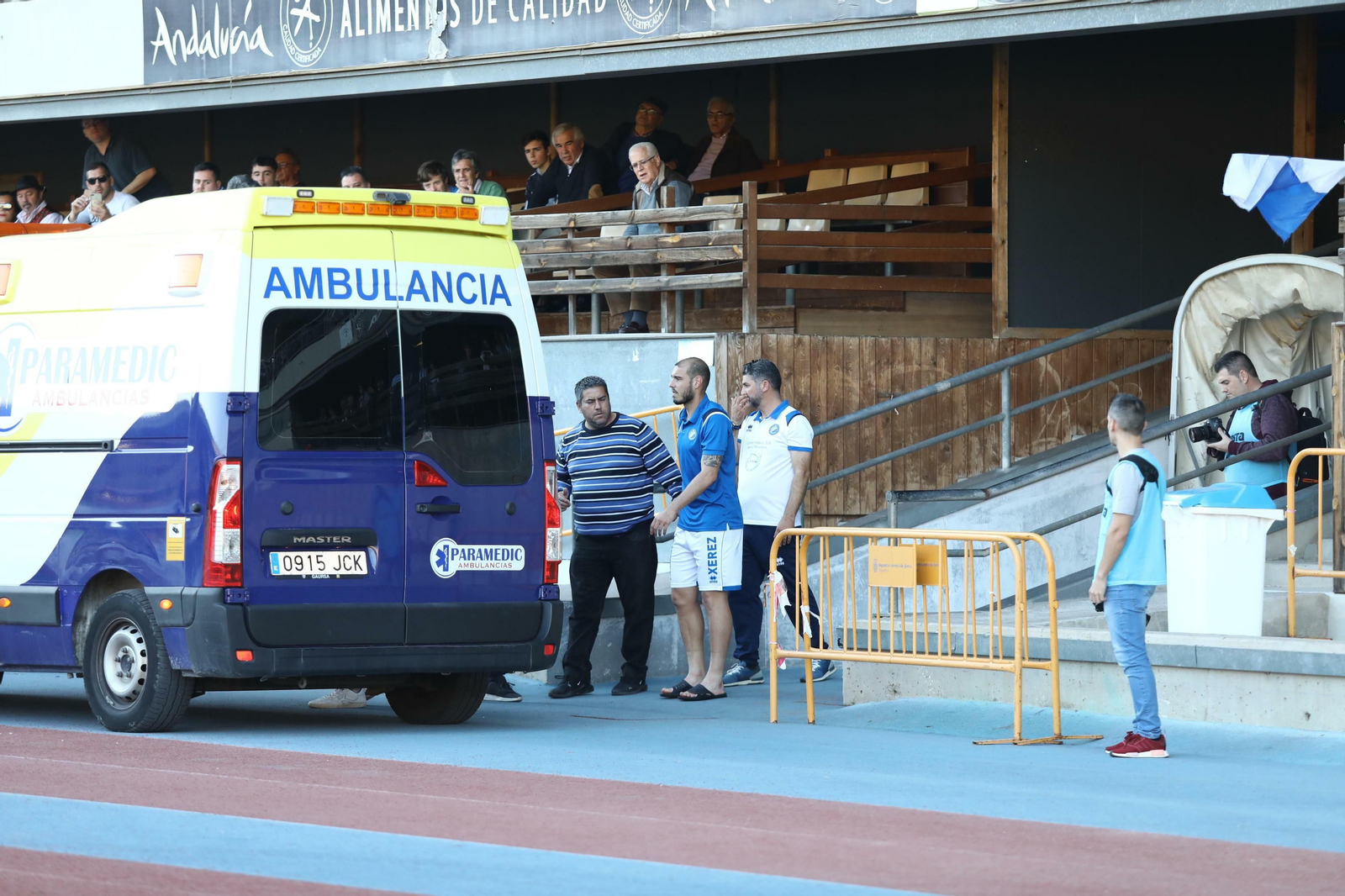 Antonio Sánchez, dirigiéndose a la ambulancia ayer en Chapín.