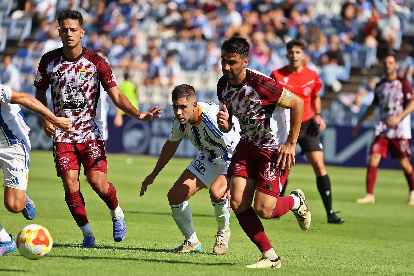 Adri Rodríguez, autor del primer gol del Xerez CD en Huelva, entrena con normalidad junto a sus compañeros.