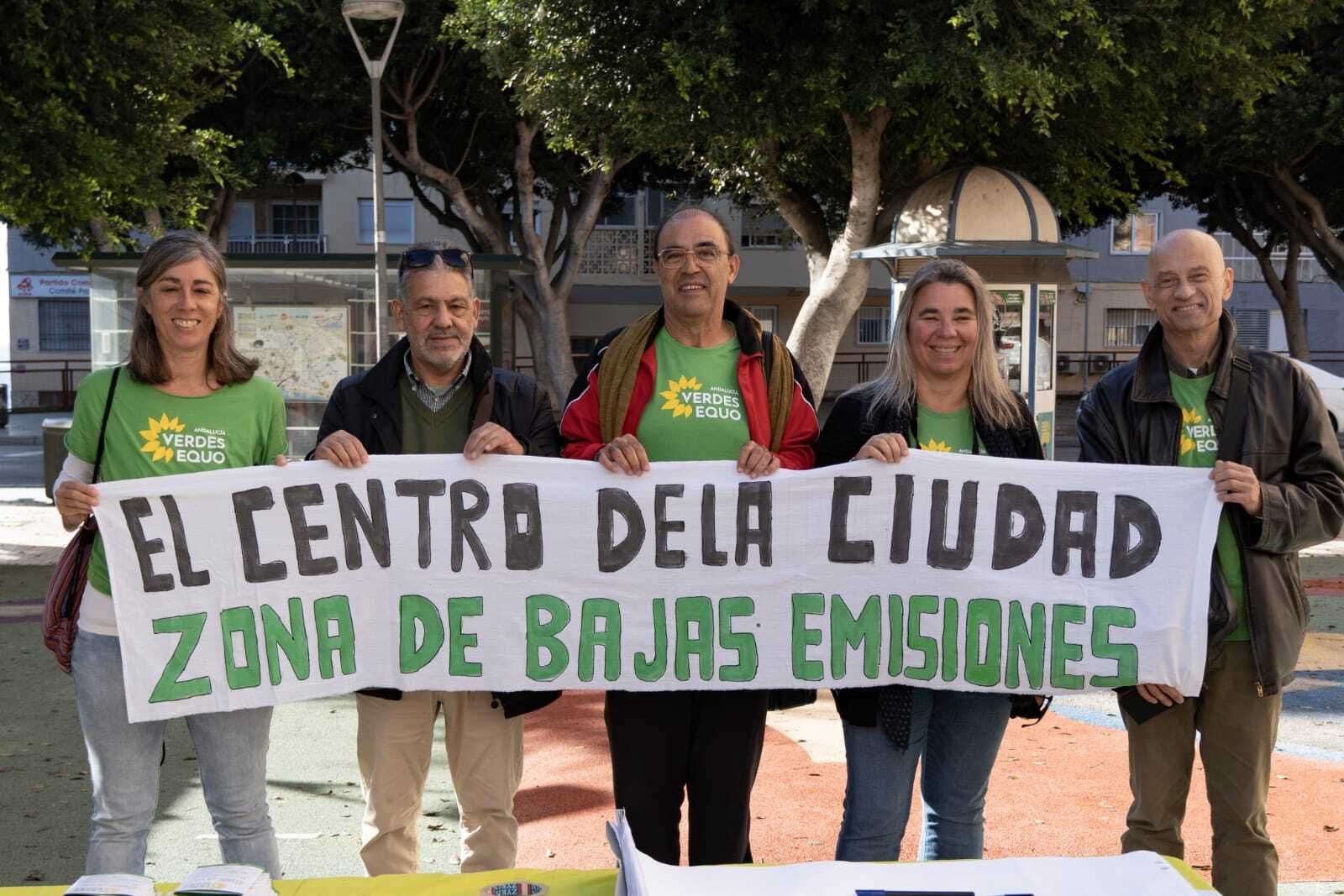 Miembros de los Verdes Equo con un cartel reivindicativo de la ZBE