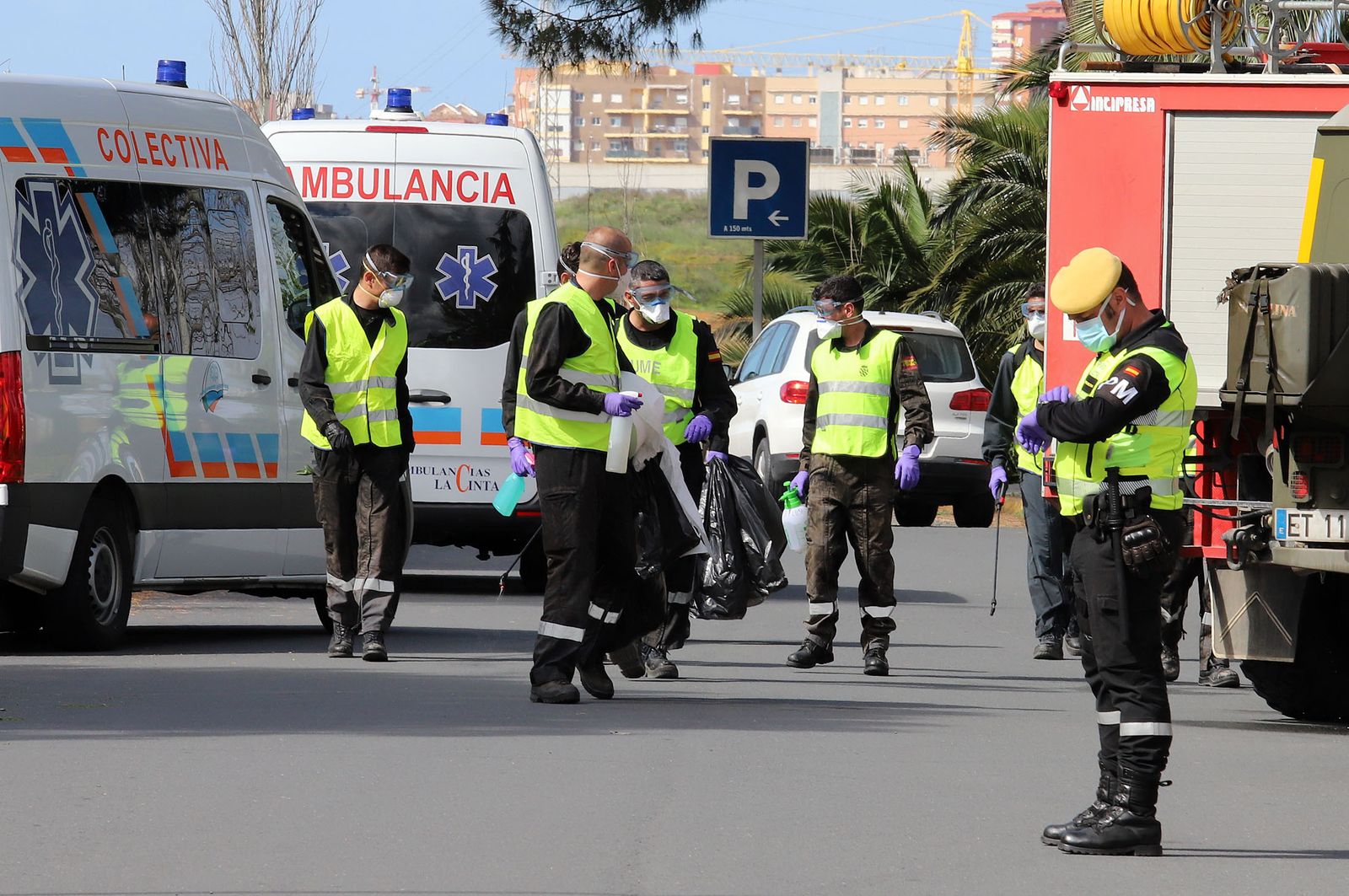 Imágenes de las tareas de desinfección de la UME en el Hospital Infanta Elena