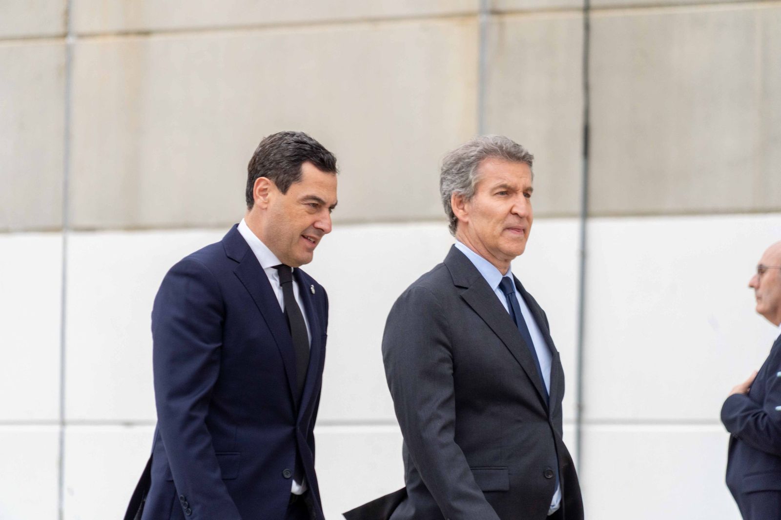 Fotografías de la llegada de Juanma Moreno, Feijóo y todas las autoridades al funeral por las víctimas de Adamuz en Huelva