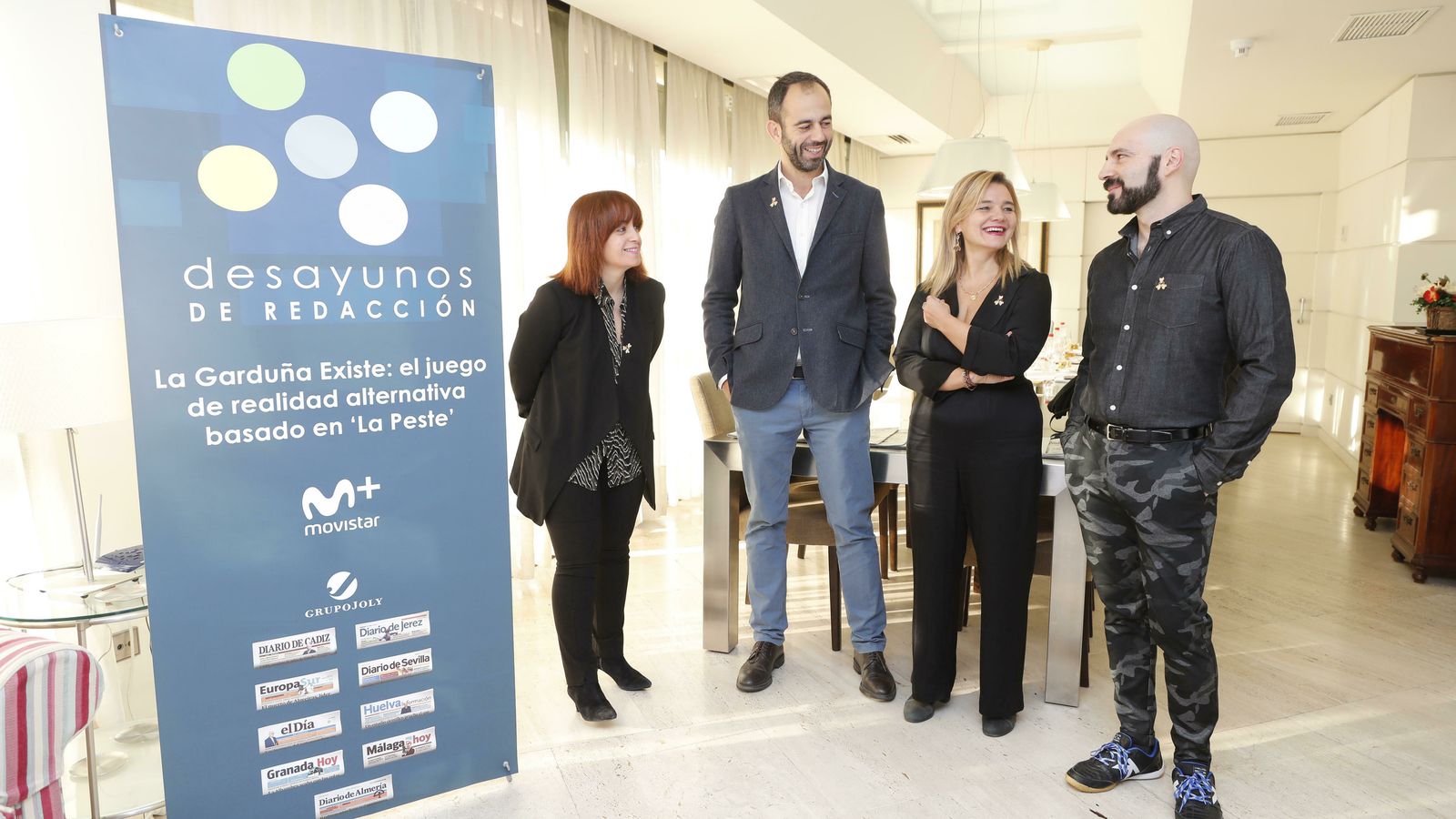 En la imagen, de izquierda a derecha Miriam Lagoa, Ignacio Ochoa, Elena Duque y Luis Alcázar conversan antes de comenzar el Desayuno de Redacción.