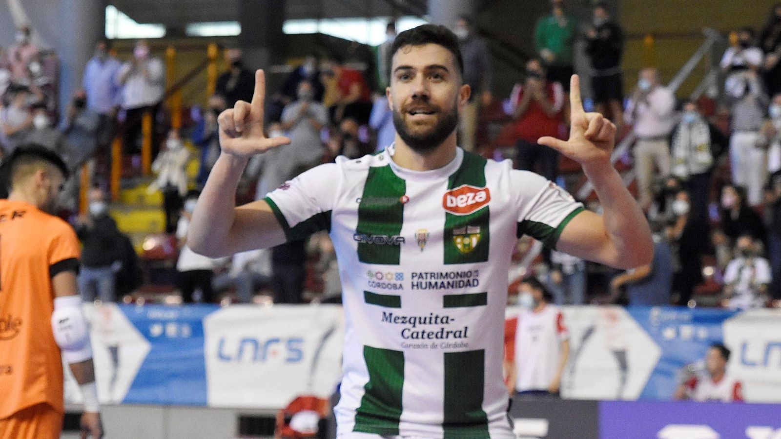 Saura celebra el primer gol del Córdoba Futsal ante Osasuna Magna.