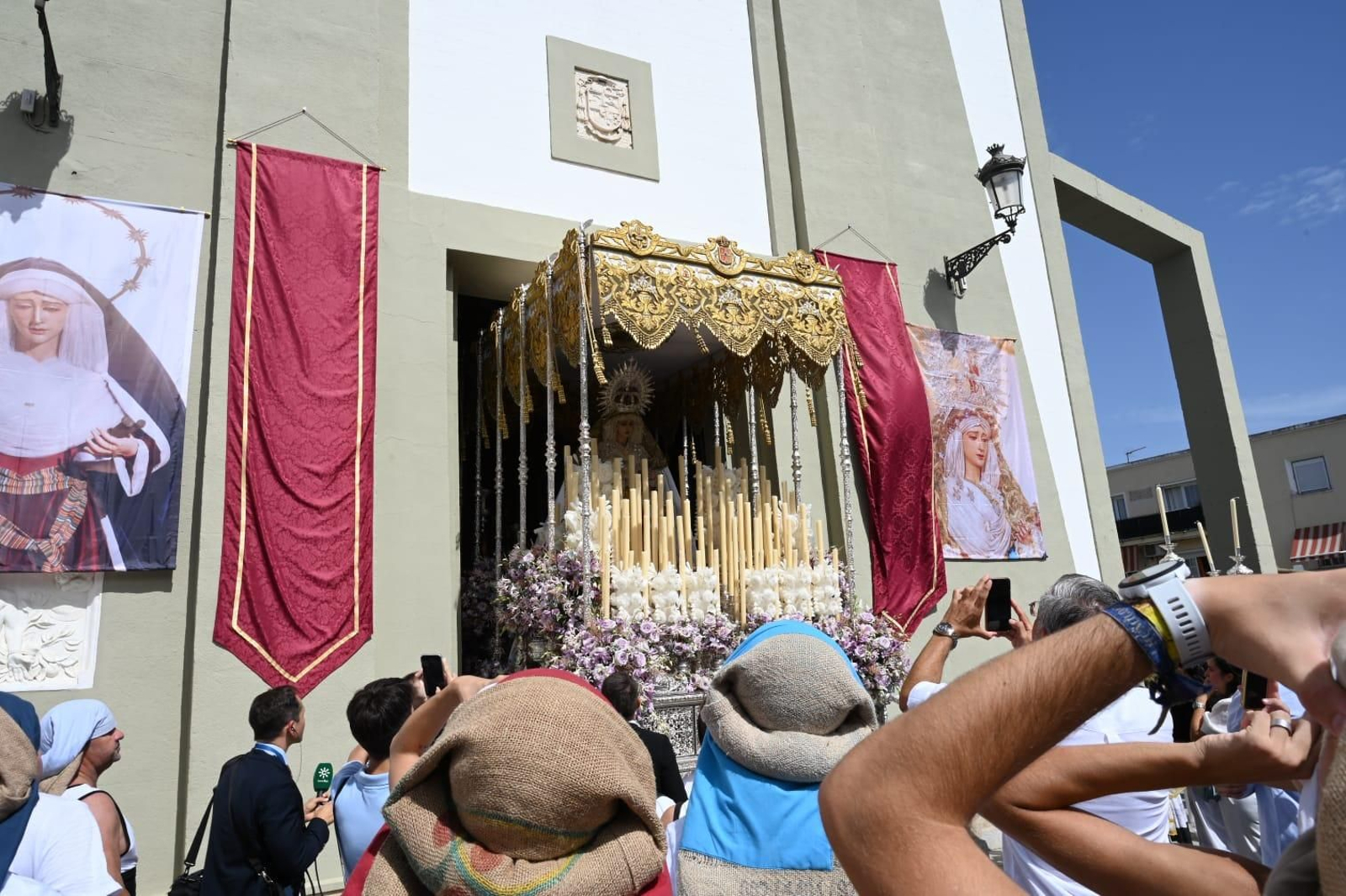 Las mejores imágenes de la salida de la Virgen de la Paz desde la Parroquia de San Sebastián
