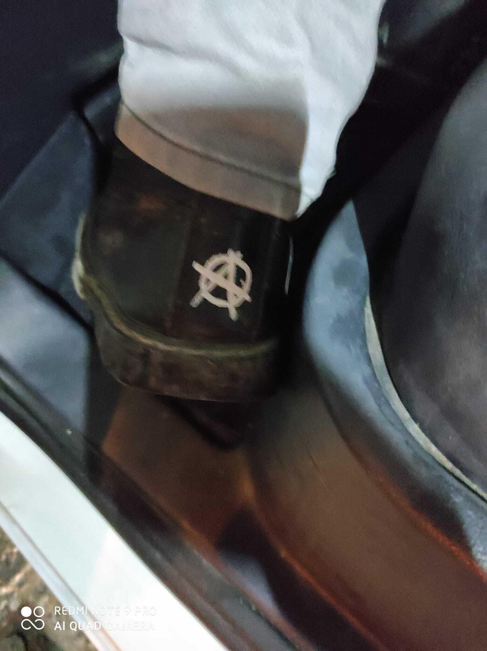Una de las botas de los detenidos con símbolo anarquista