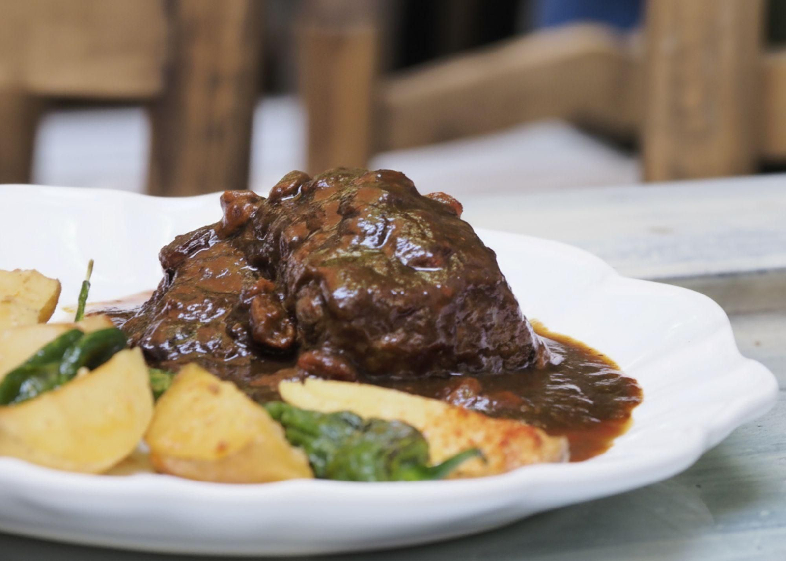 El patio de Córdoba donde es primavera todo el año, tiene galería de arte propia y se come de lujo