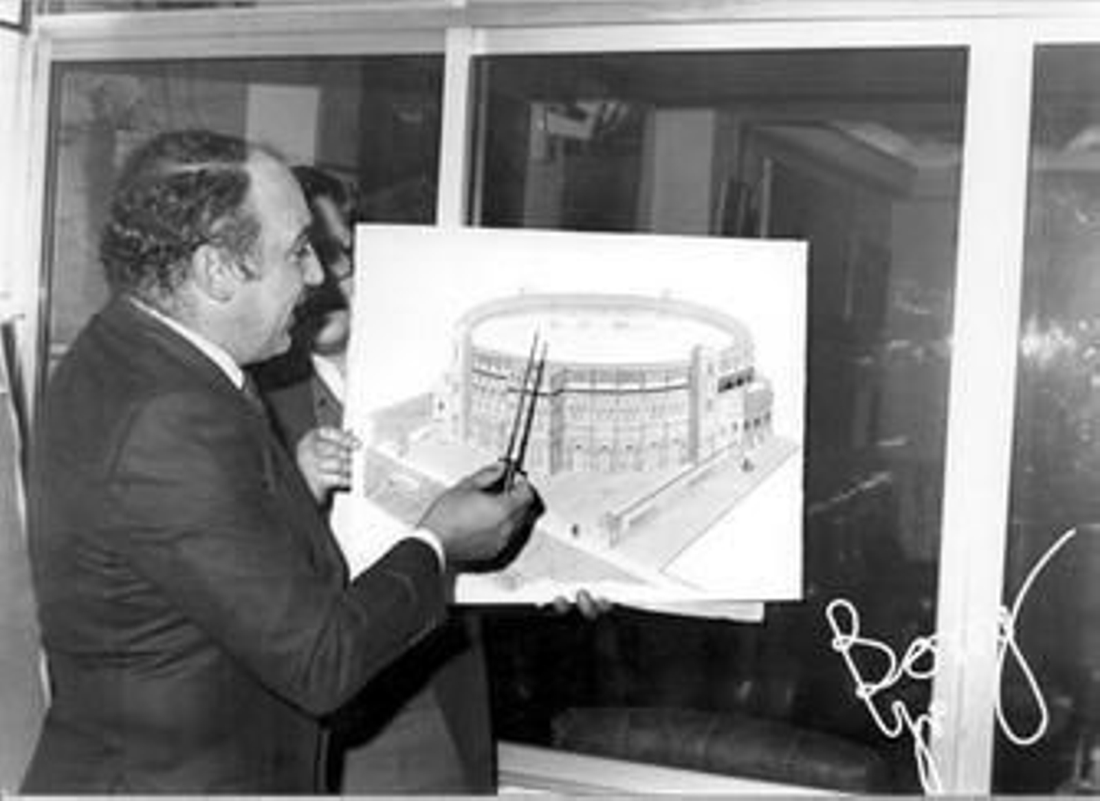 José Luis Pereda, explicando a prensa y aficionados taurinos las líneas maestras de su proyecto.