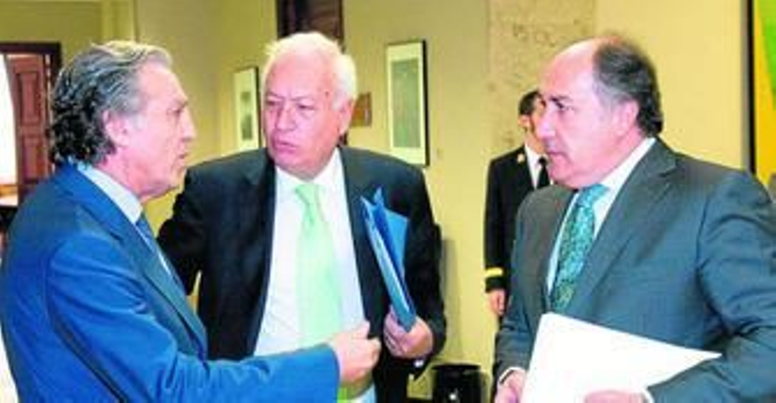 Landaluce junto a García-Margallo en el centro, en un corrillo parlamentario.