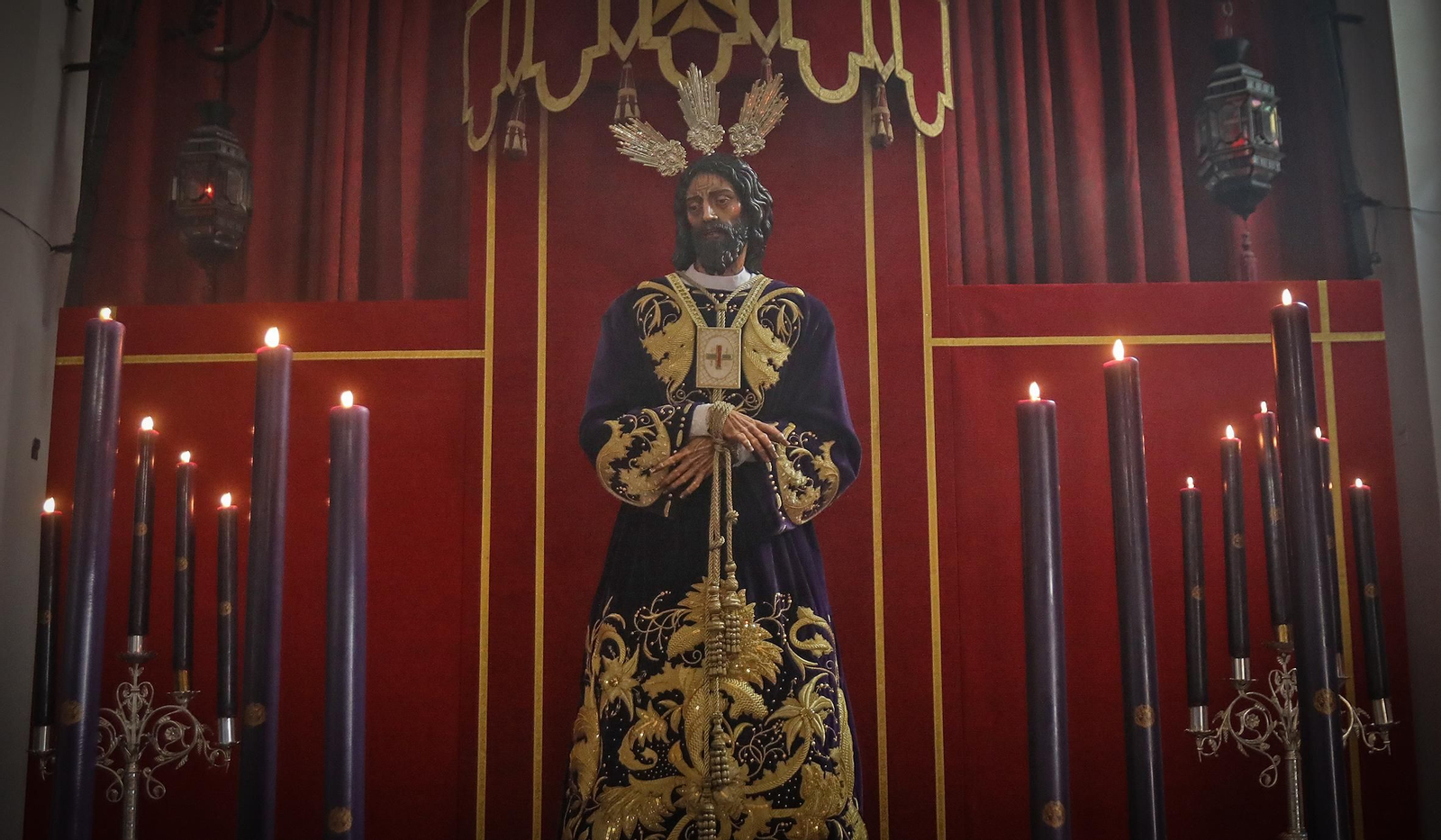 Fieles devotos a pesar del mal tiempo