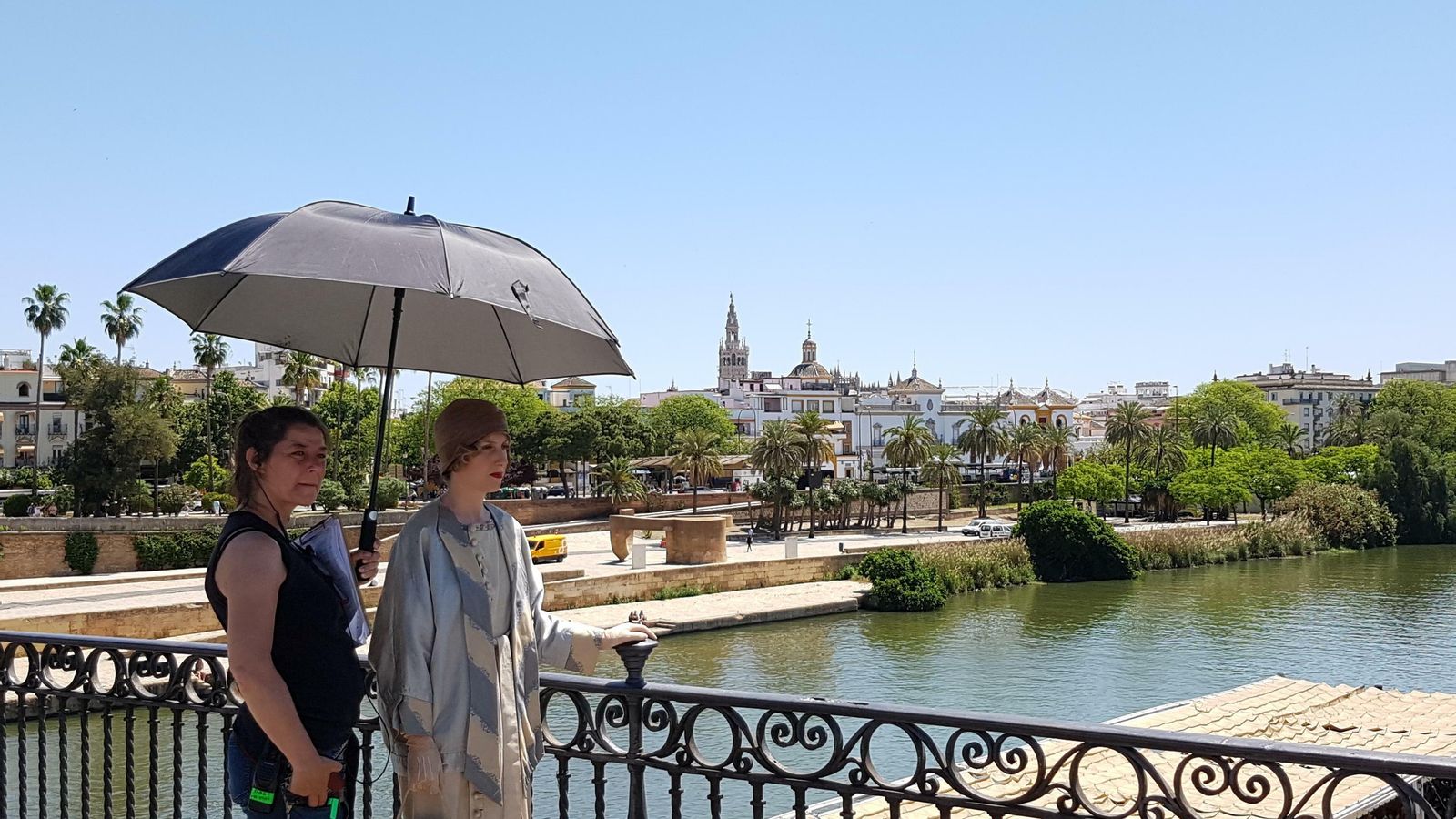 Cecilia Freire, que interpreta a Doña Ángela, en un rodaje en el Puente de Triana.