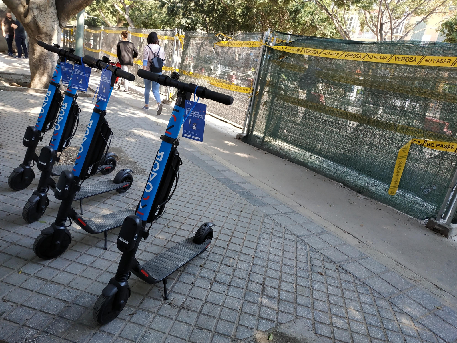 Cuatro de los patinetes de Movo, en la Alameda Principal.