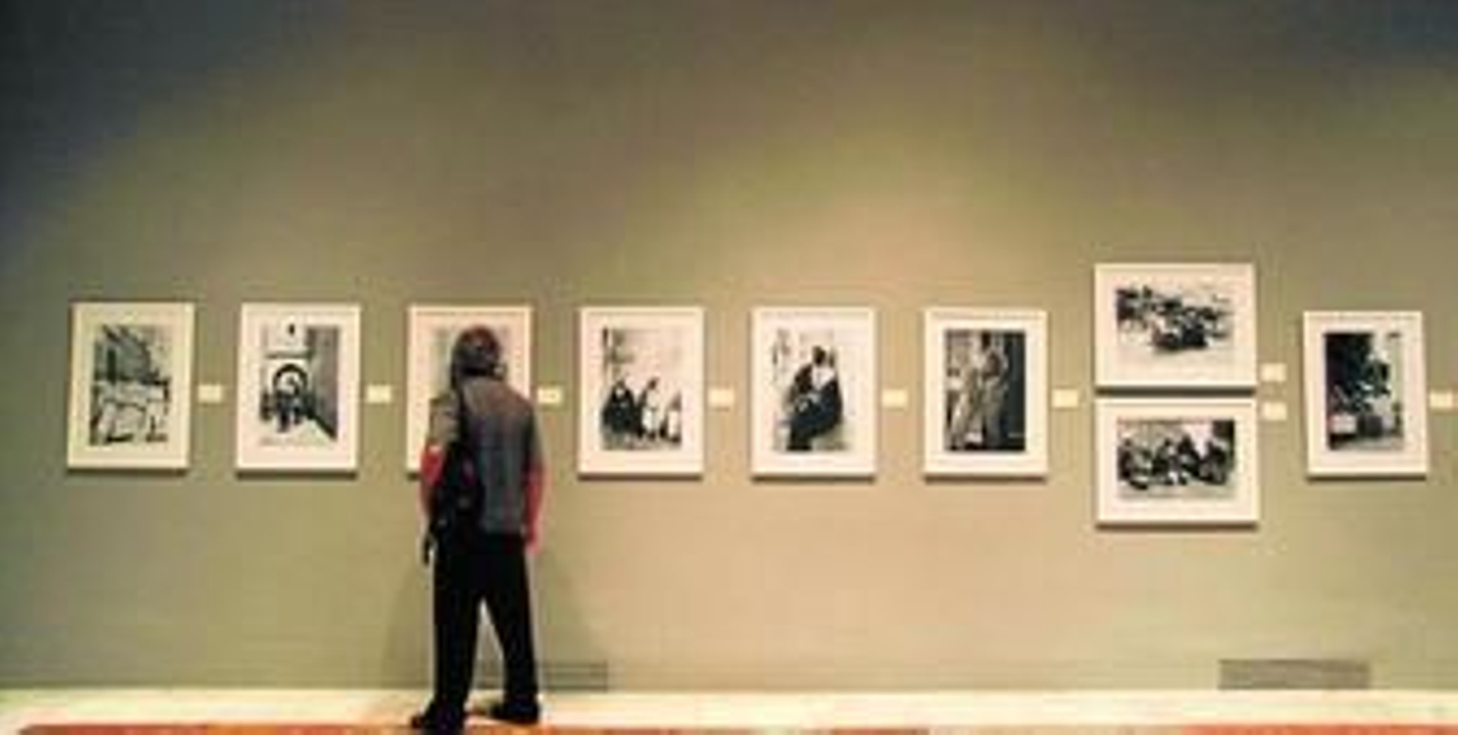 Un espectador contempla la serie de fotografías de la exposición 'La fascinación marroquí', del Museo de Artes y Costumbres Populares de Sevilla.