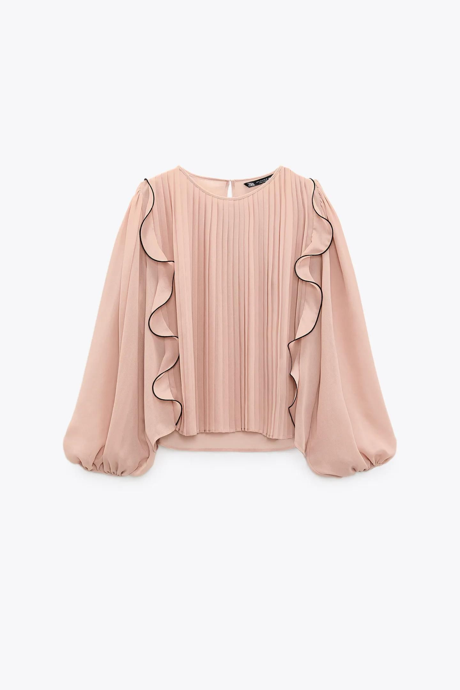 Blusa de Zara de color rosa, con volantes y plisada.
