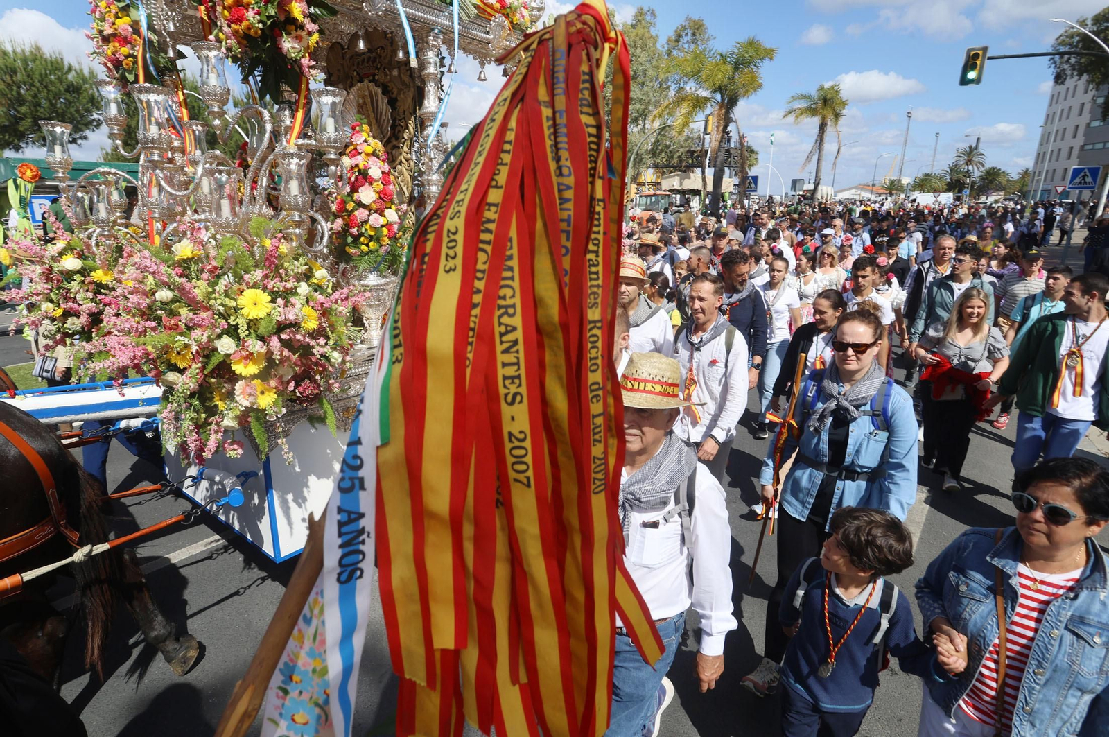 Las mejores imágenes de los peregrinos en la salida de Emigrantes