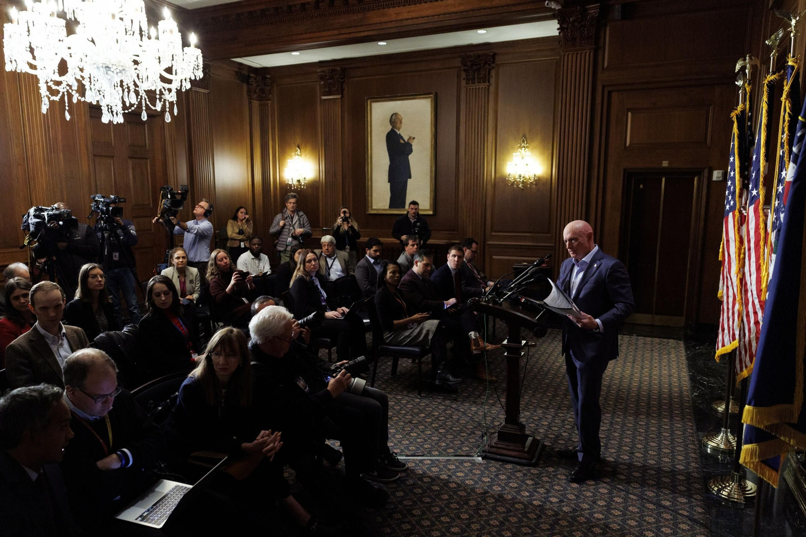 El senador Mark Kelly ofrece una rueda de prensa en el Capitolio.