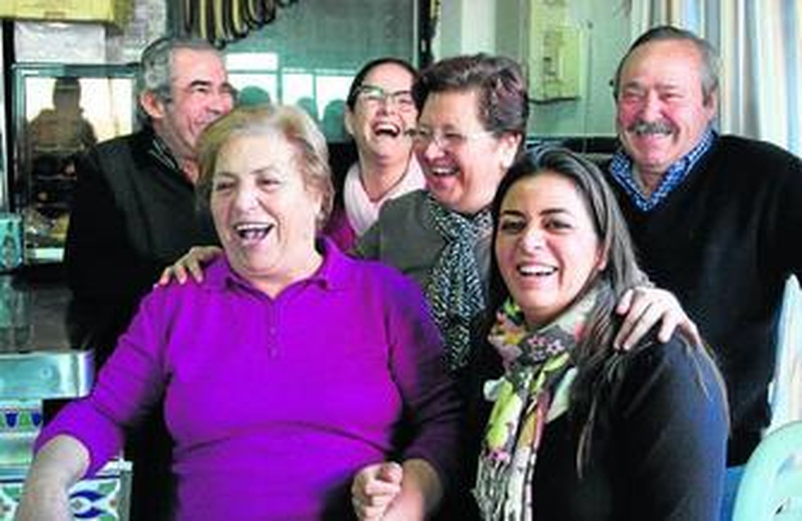 Algunos de los premiados sonríen, al mediodía de ayer, en la venta El Gordillo.