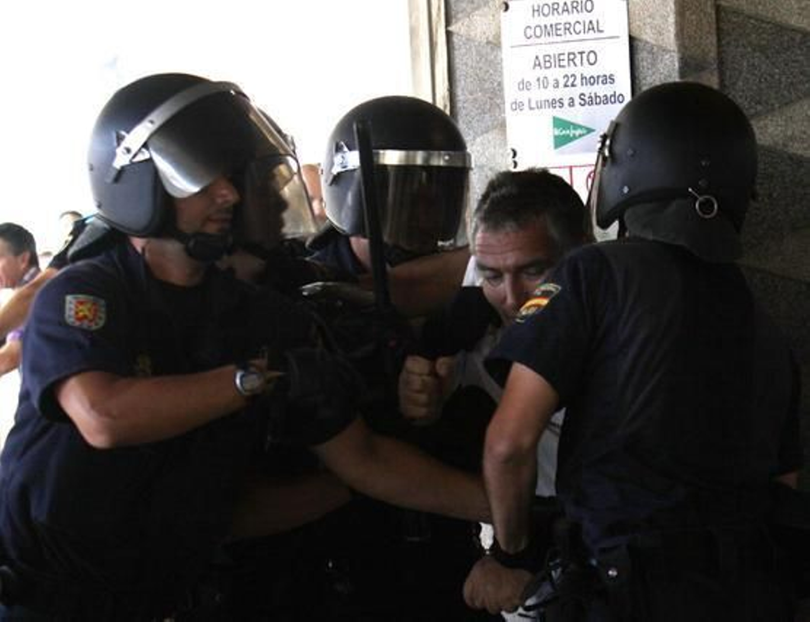 Enfrentamientos entre los piquetes y la policía en la entrada de El Corte Inglés.

Foto: Migue Fernández