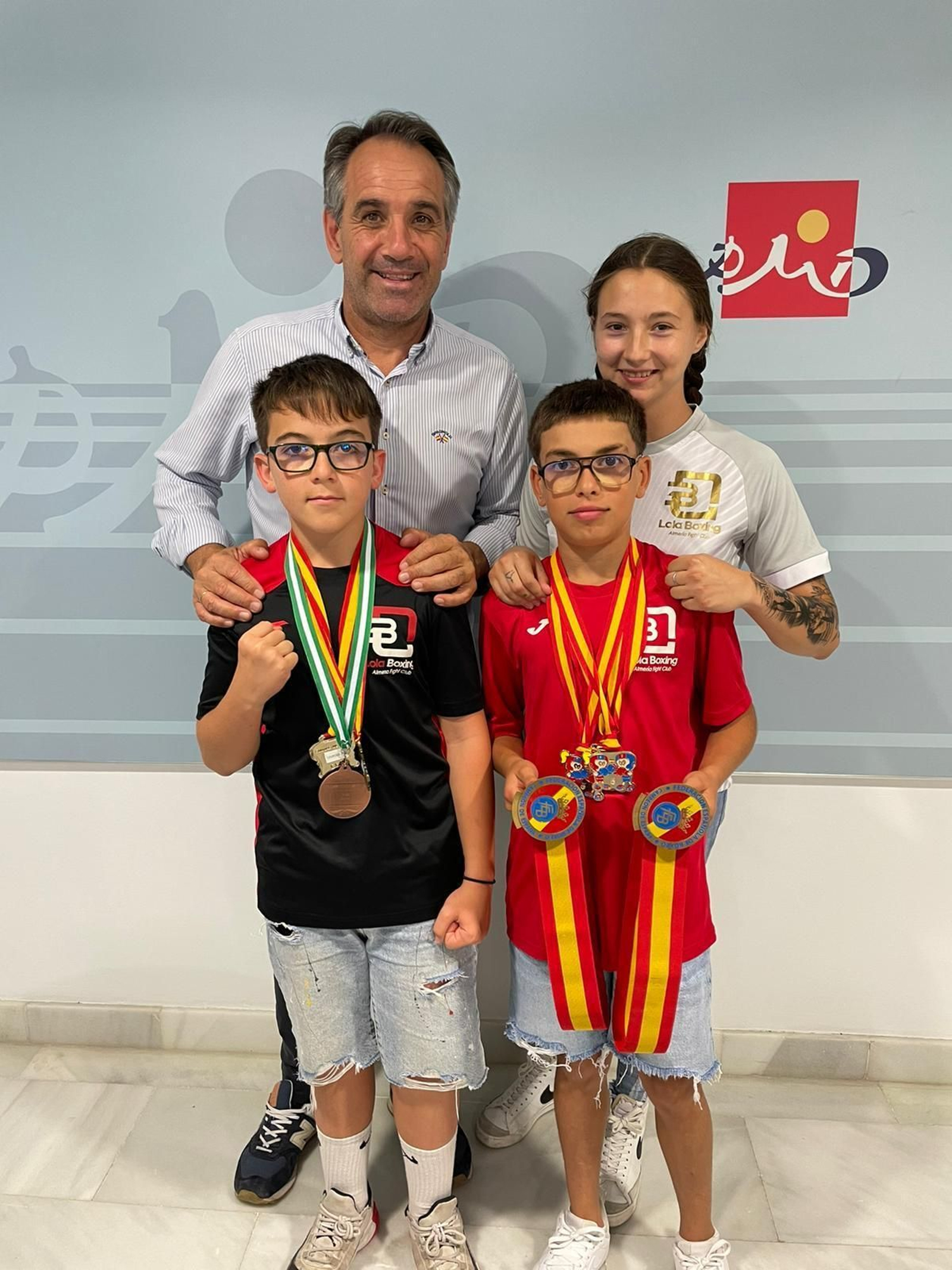 Las jóvenes promesas almerienses, con el concejal de deportes de la capital