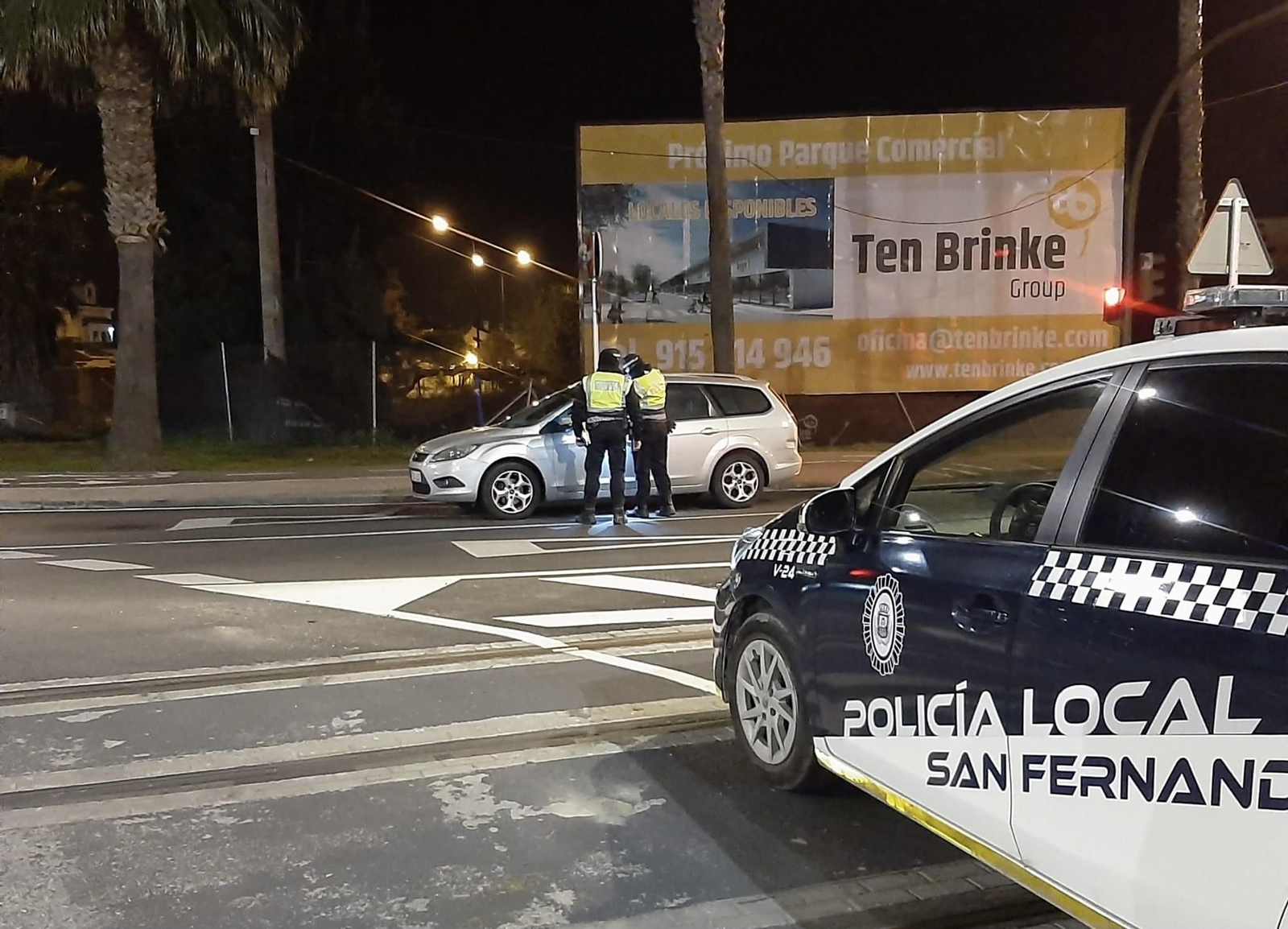 Policías locales en un control  de acceso a San Fernando.