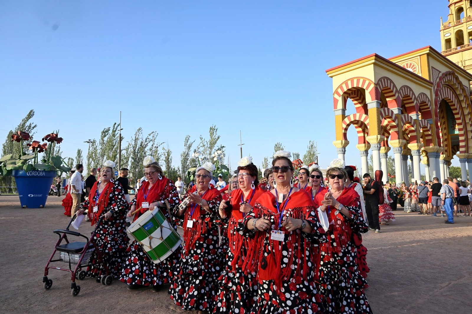 El pasacalles de coros rocieros en la Feria de Córdoba