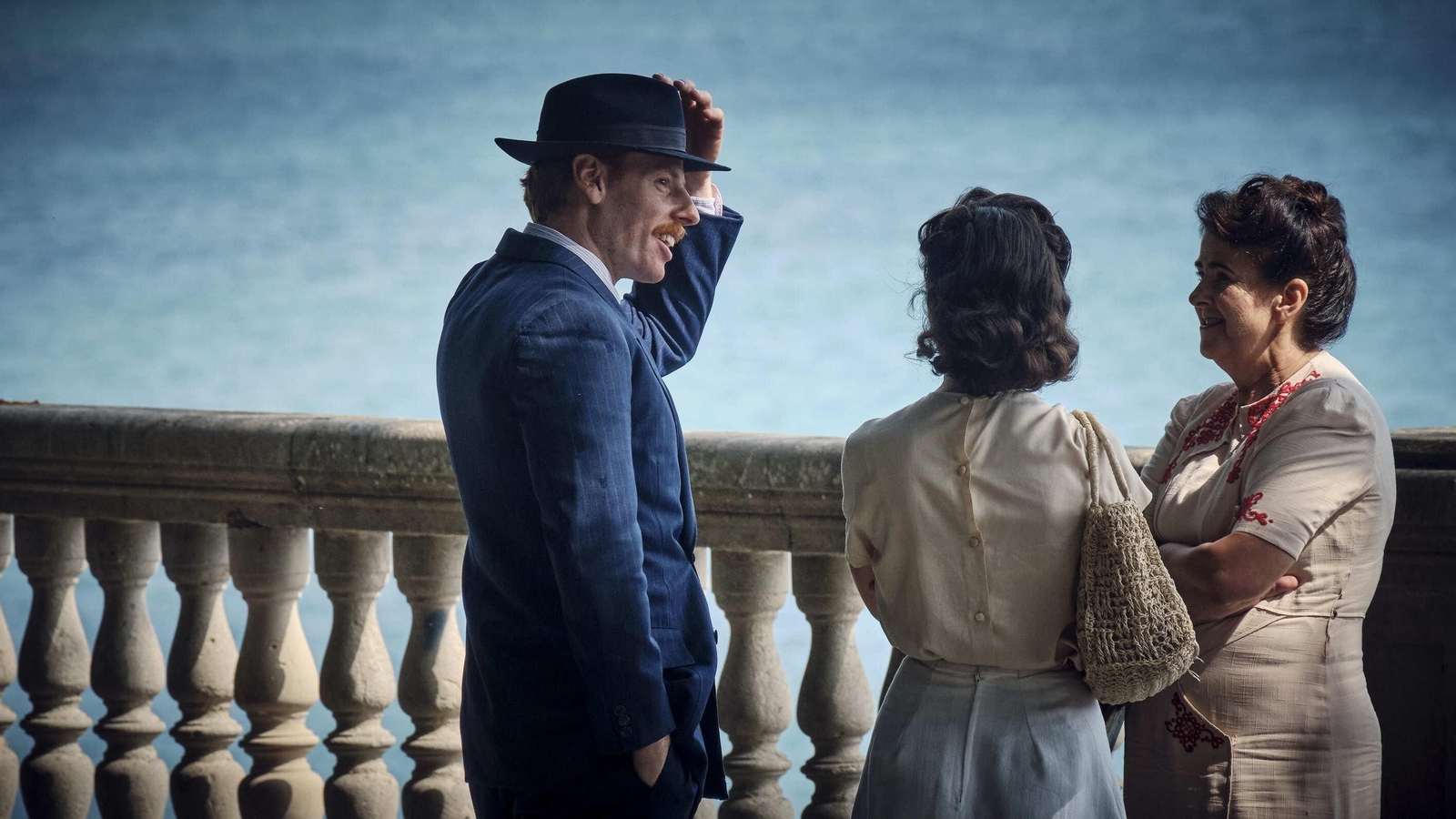 Momento del rodaje, en la Alameda, de la serie de Disney+ con Logan Lerman como protagonista.