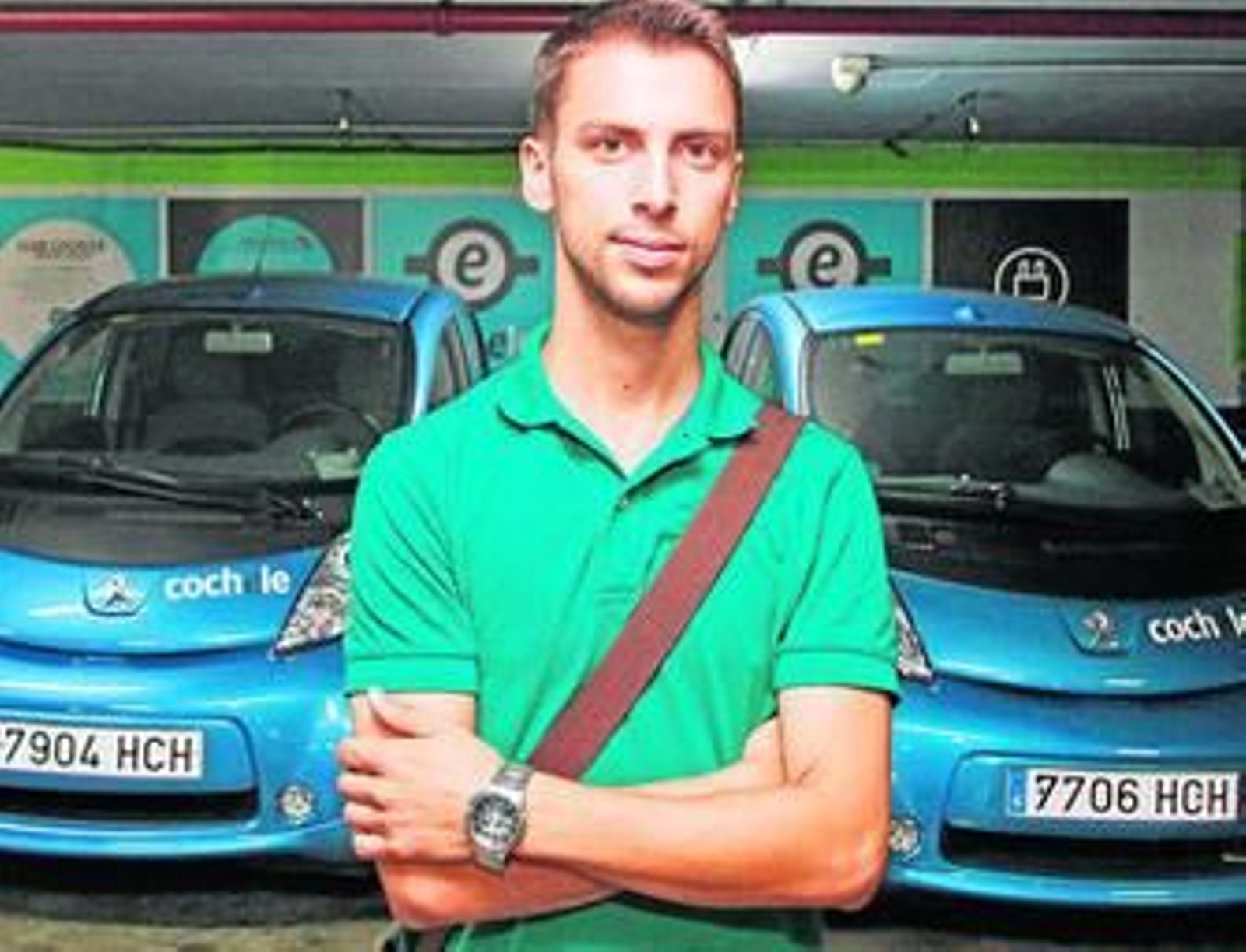 Un miembro del equipo de Bluemove, Senent Garrigós, con los coches eléctricos de la empresa.