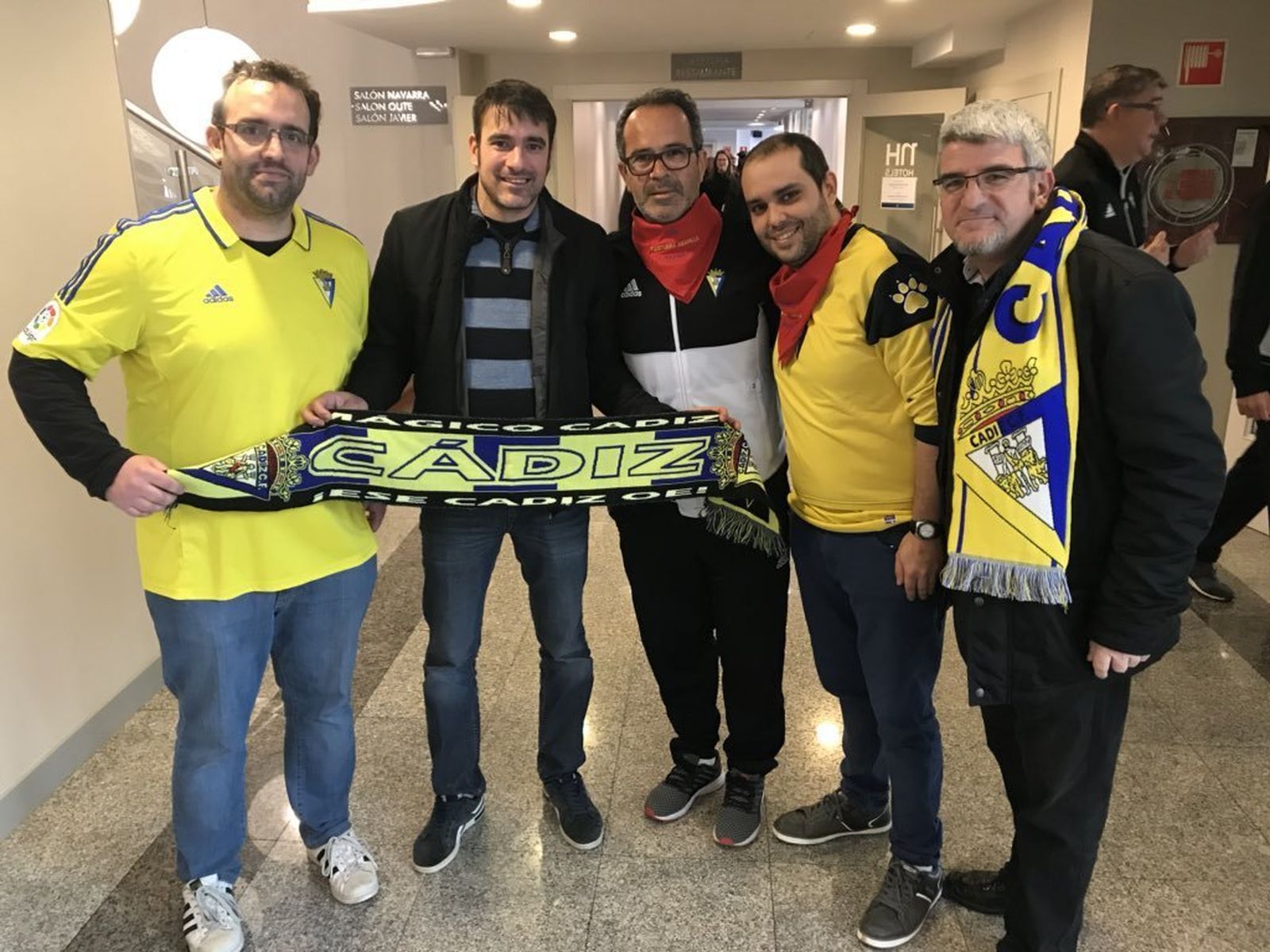 Txistorra amarilla regala a Cervera un pañuelo rojo